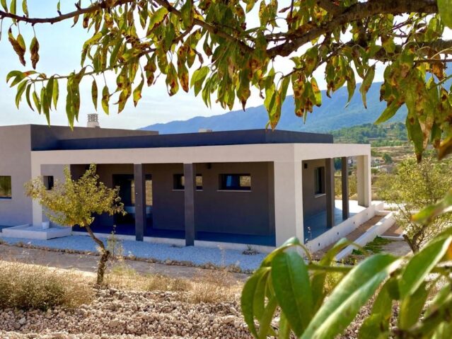 Resale - 3 Bedroom 2 Bathroom Villa in La Romana -  - Alicante