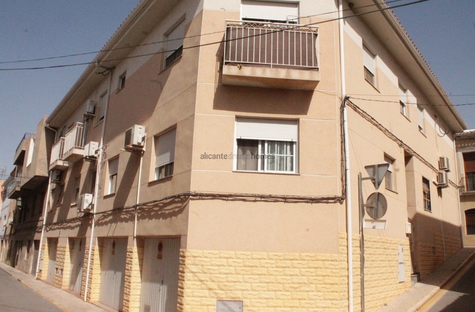 Resale - 3 Bedroom 3 Bathroom Townhouse in Pinoso -  - Alicante