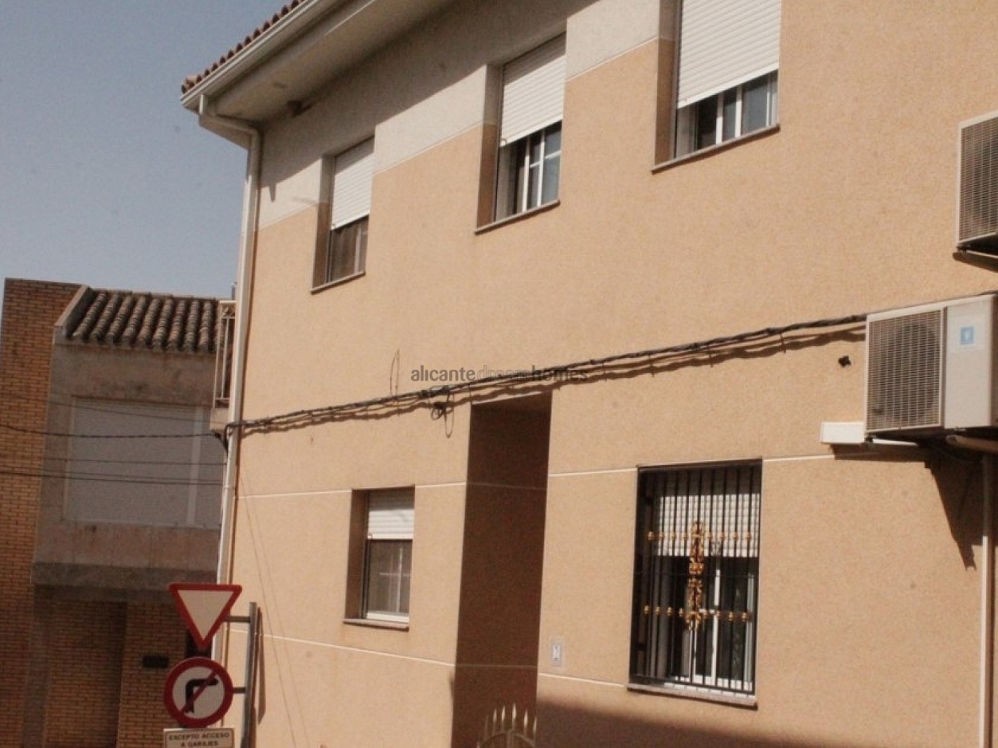 3 Bedroom 3 Bathroom Townhouse in Pinoso