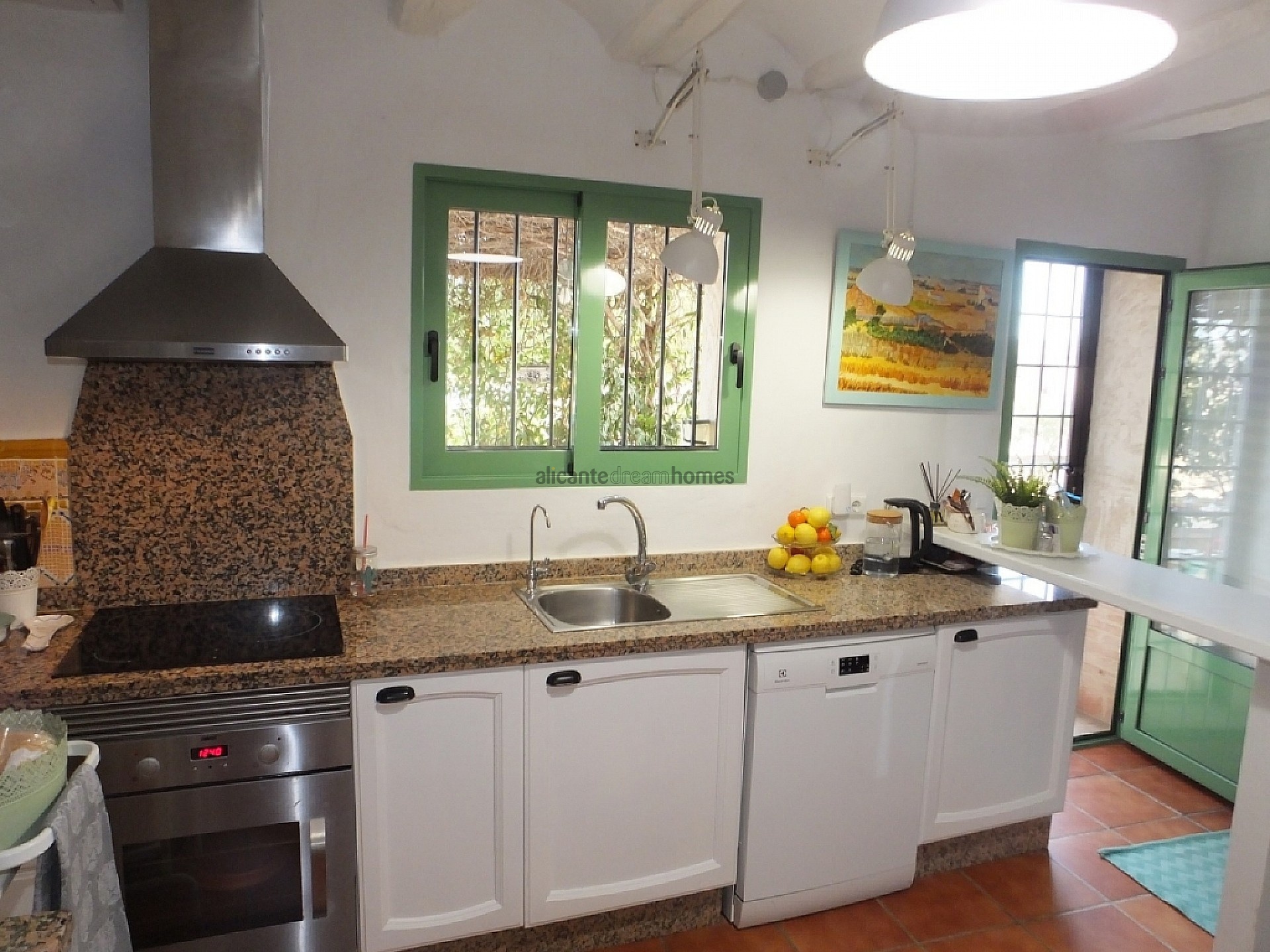 Resale - 3 Bedroom 2 Bathroom Country house in Pinoso -  - Alicante