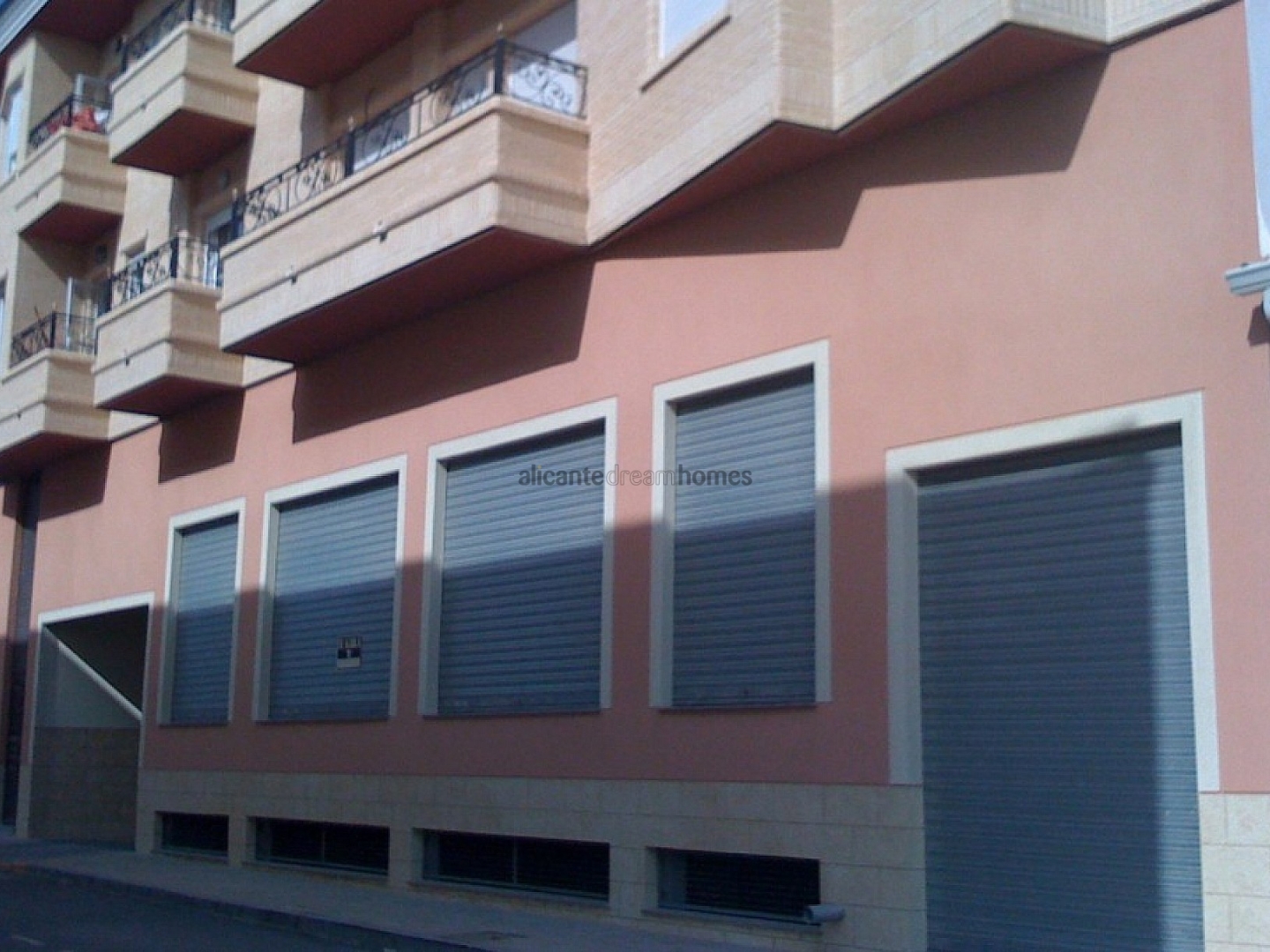 Commercial in Los Montesinos