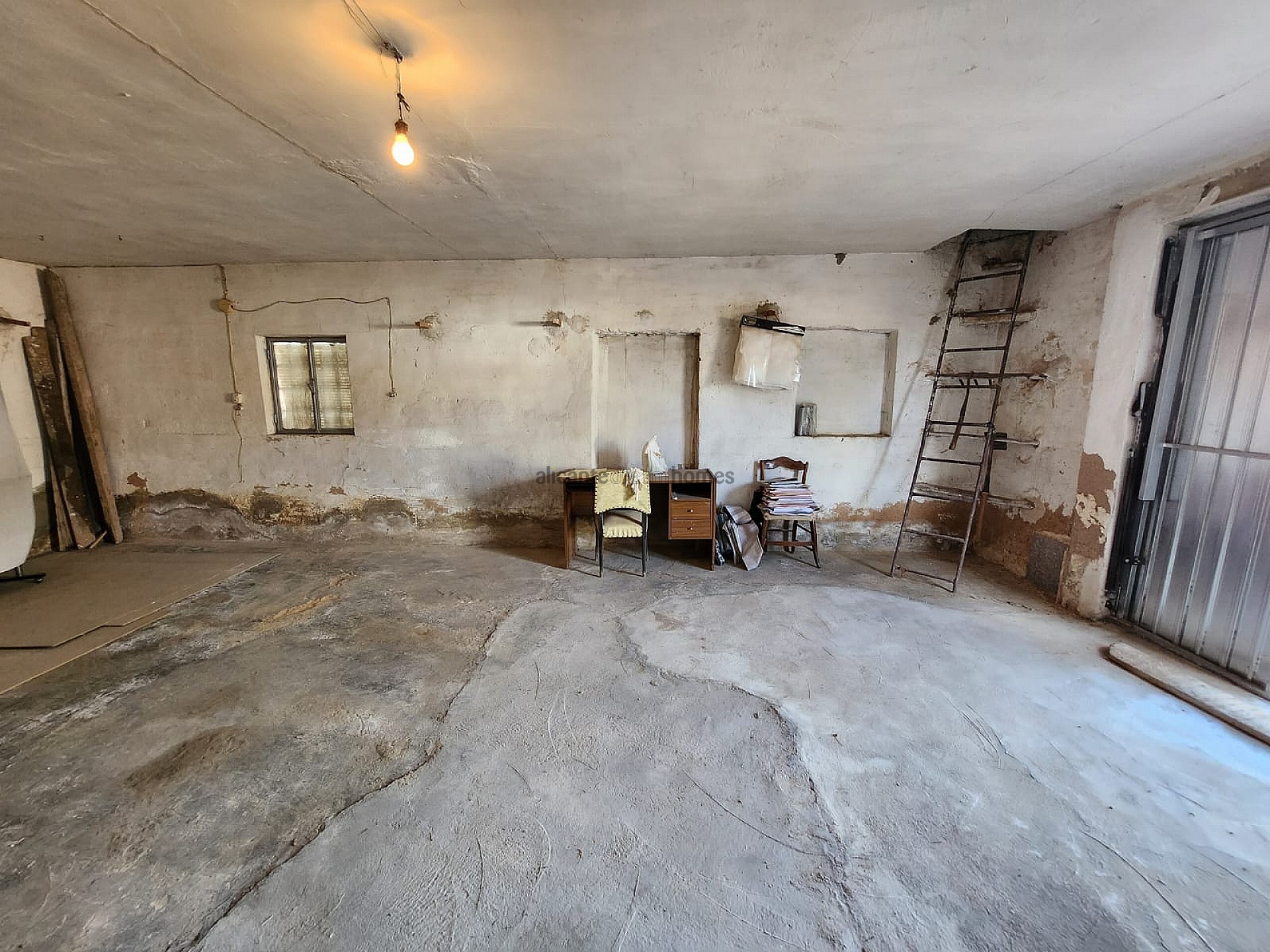 Resale - 6 Bedroom 2 Bathroom Townhouse in Yecla -  - Murcia