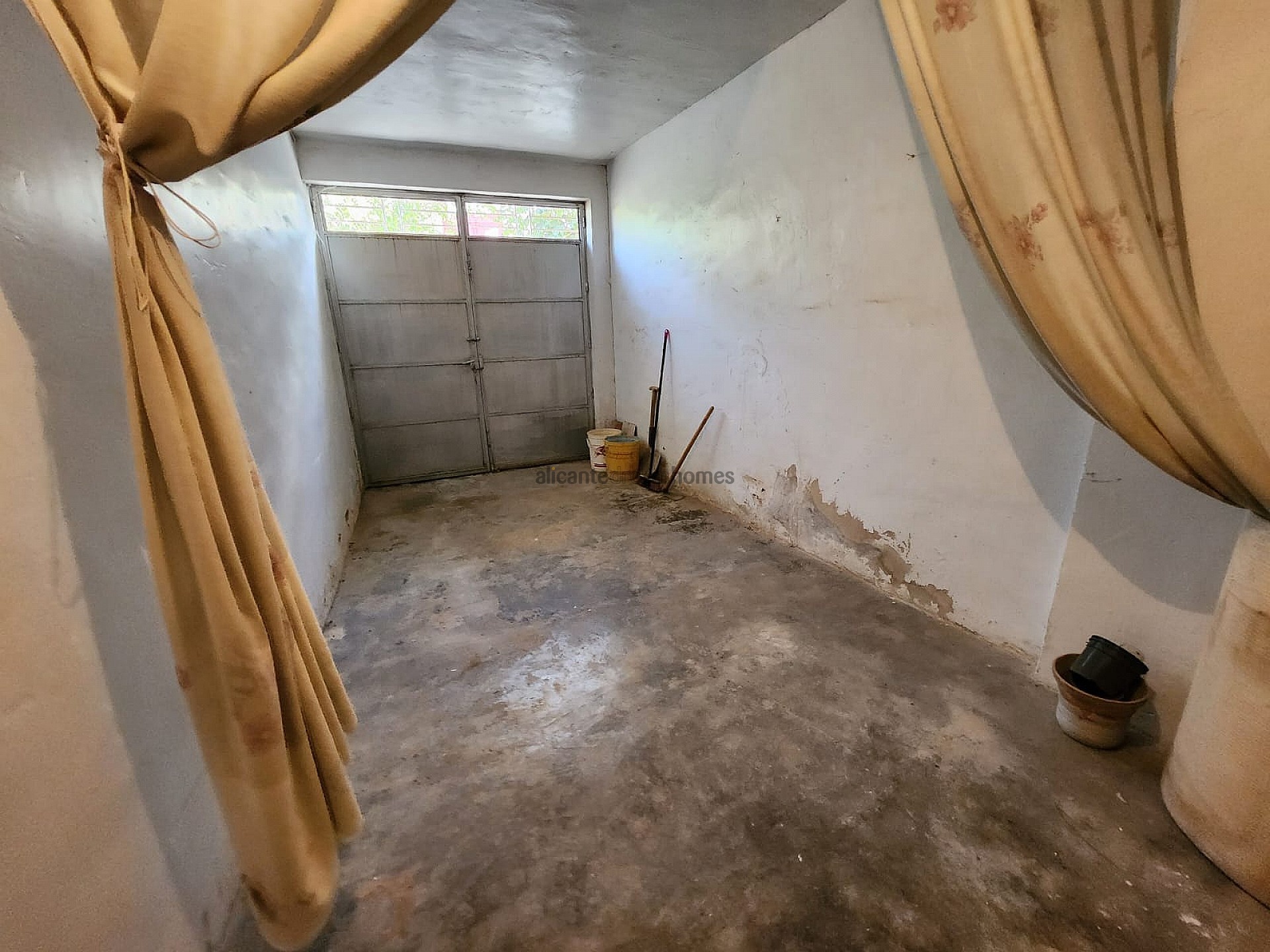 Resale - 6 Bedroom 2 Bathroom Townhouse in Yecla -  - Murcia