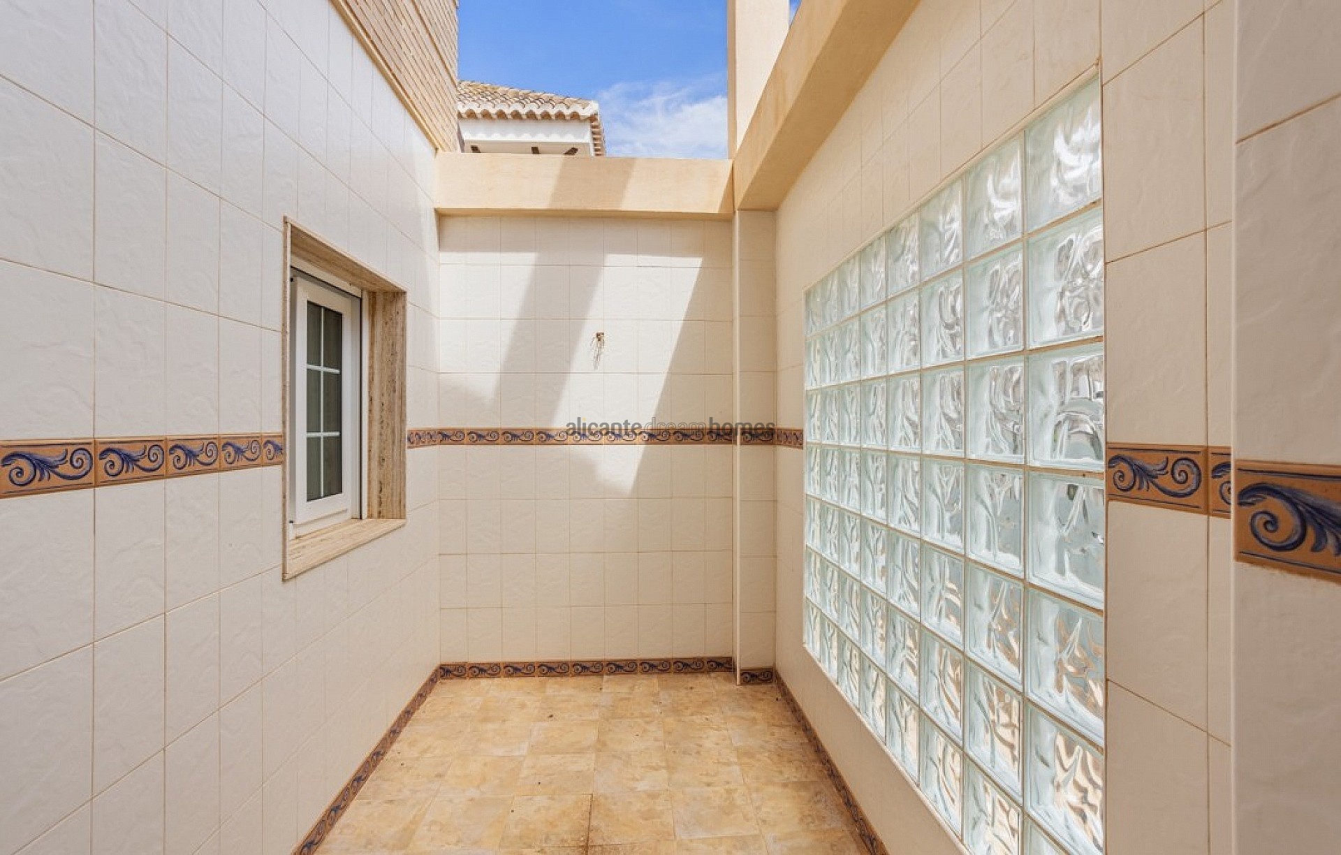 Resale - 5 Bedroom 4 Bathroom Villa in Torrevieja -  - Alicante