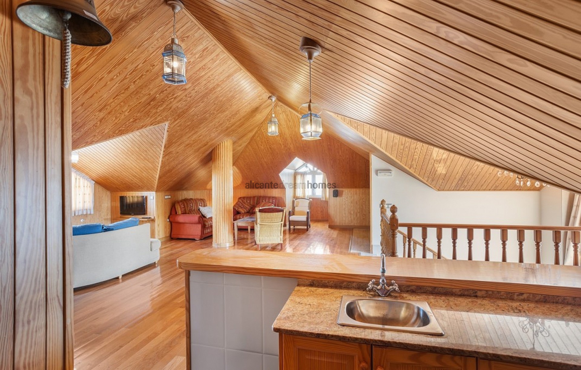 Resale - 5 Bedroom 4 Bathroom Villa in Torrevieja -  - Alicante