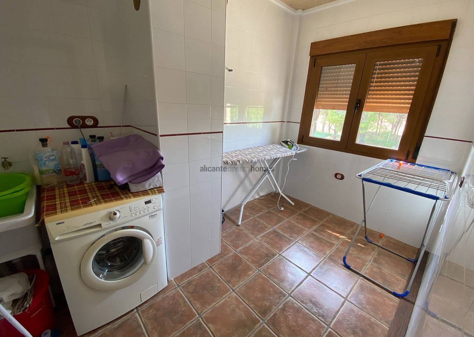 Resale - 5 Bedroom 3 Bathroom Villa in Villena -  - Alicante