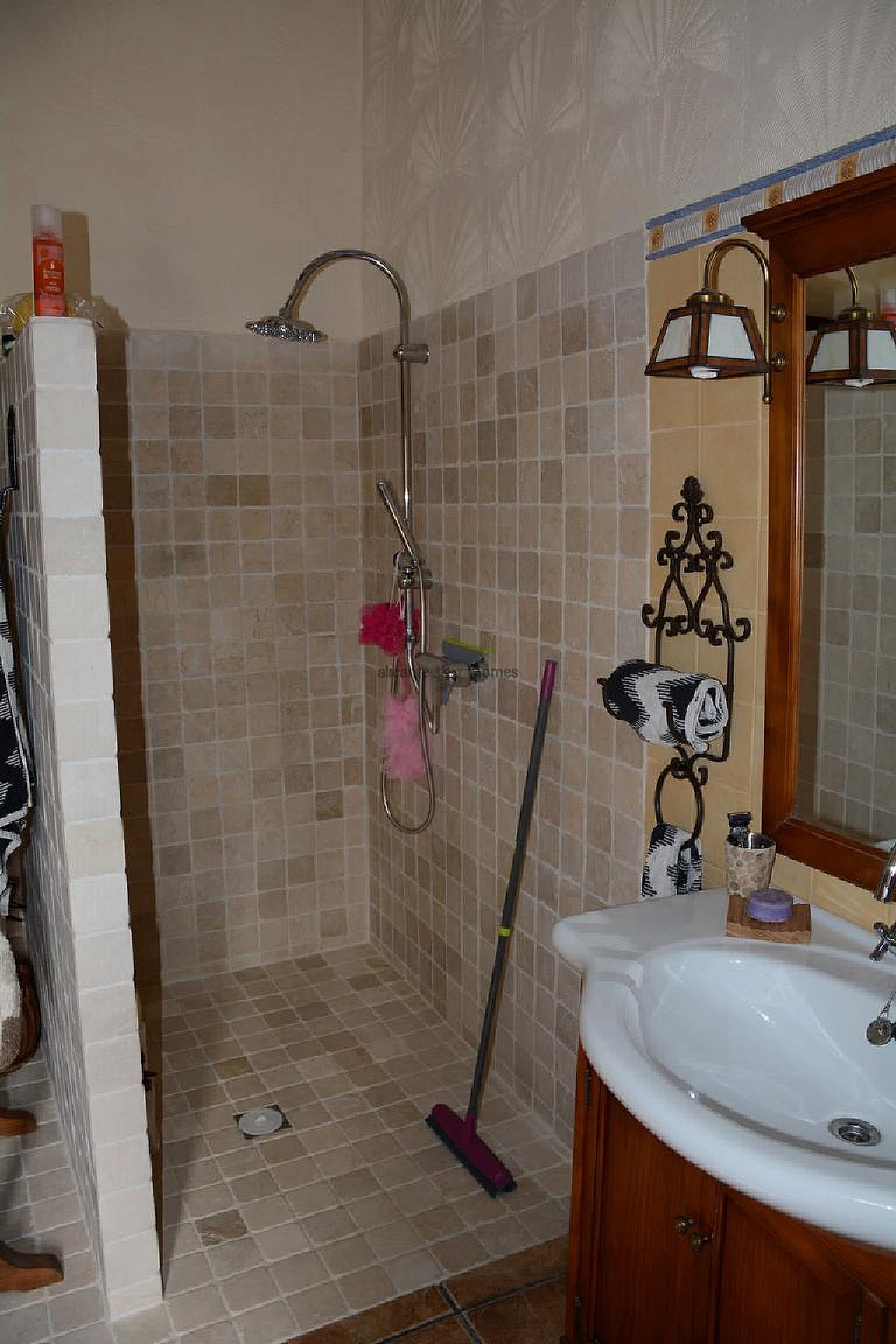 Resale - 6 Bedroom 2 Bathroom Finca in La Romana -  - Alicante