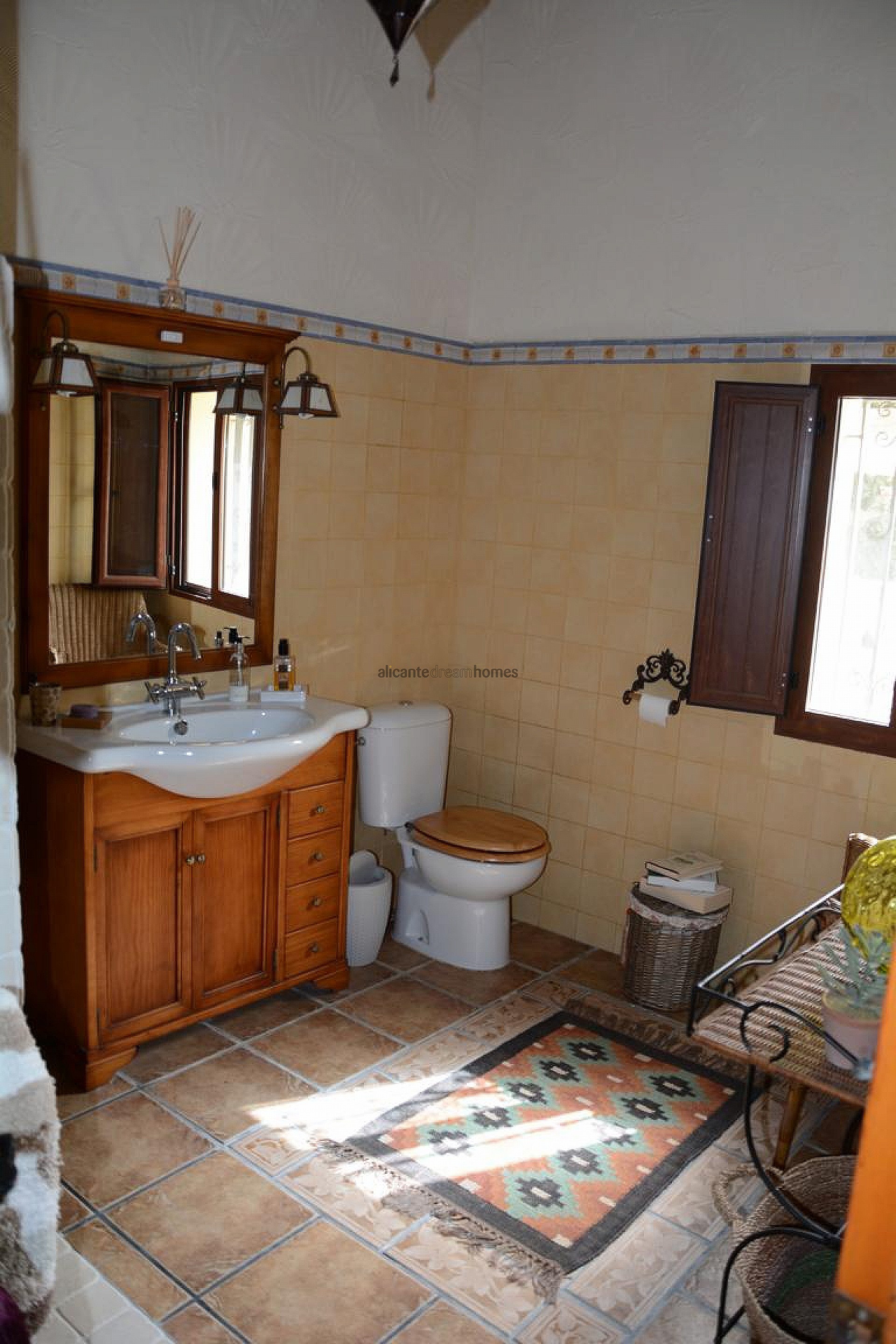 Resale - 6 Bedroom 2 Bathroom Finca in La Romana -  - Alicante