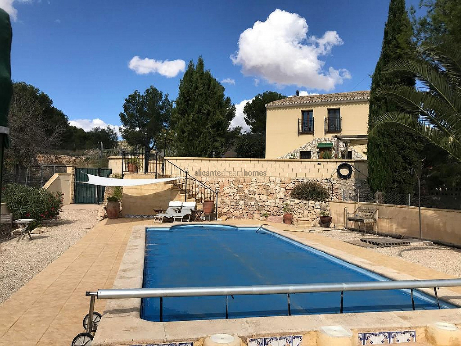 Resale - 6 Bedroom 2 Bathroom Finca in La Romana -  - Alicante