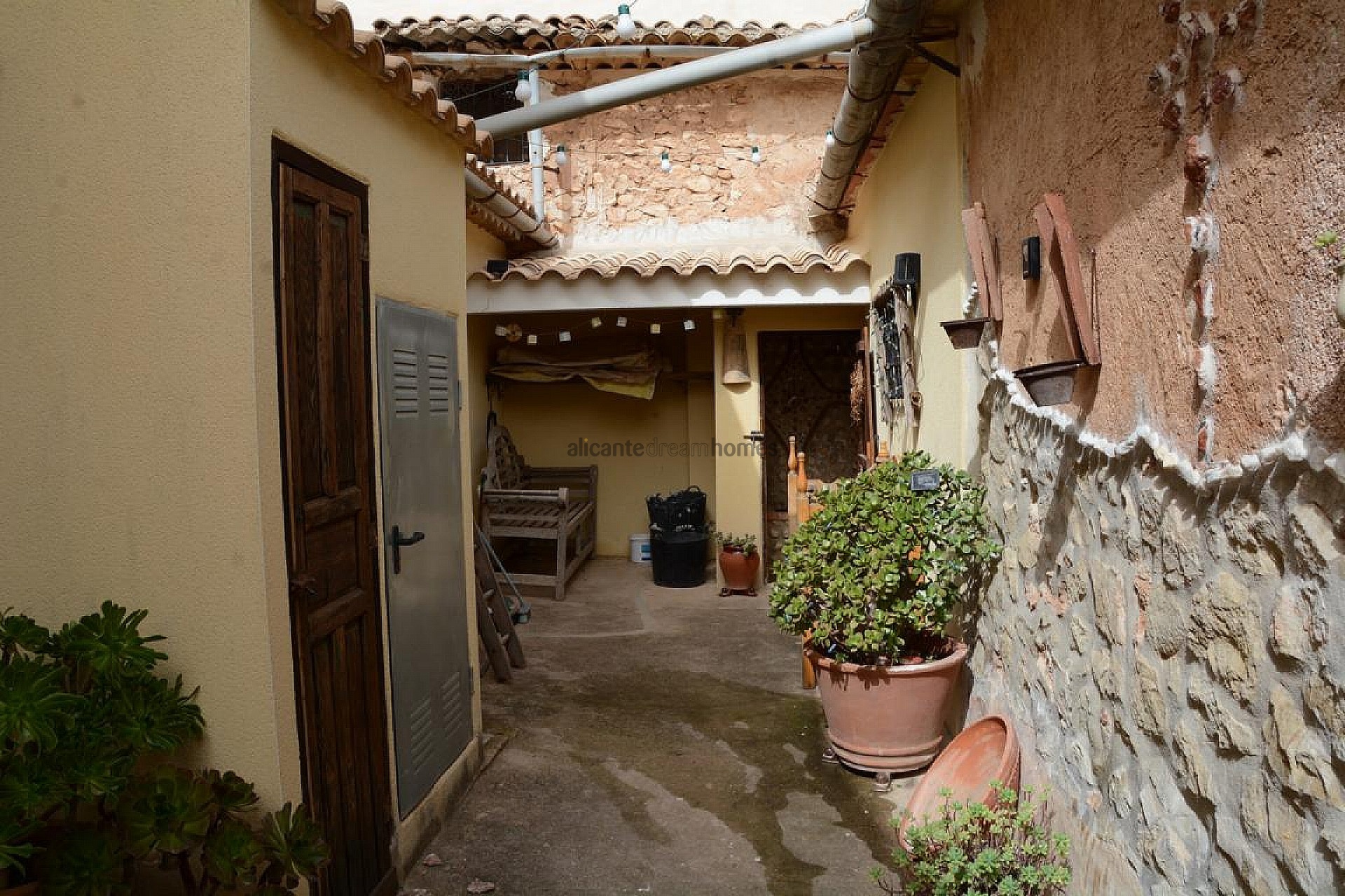 Resale - 6 Bedroom 2 Bathroom Finca in La Romana -  - Alicante