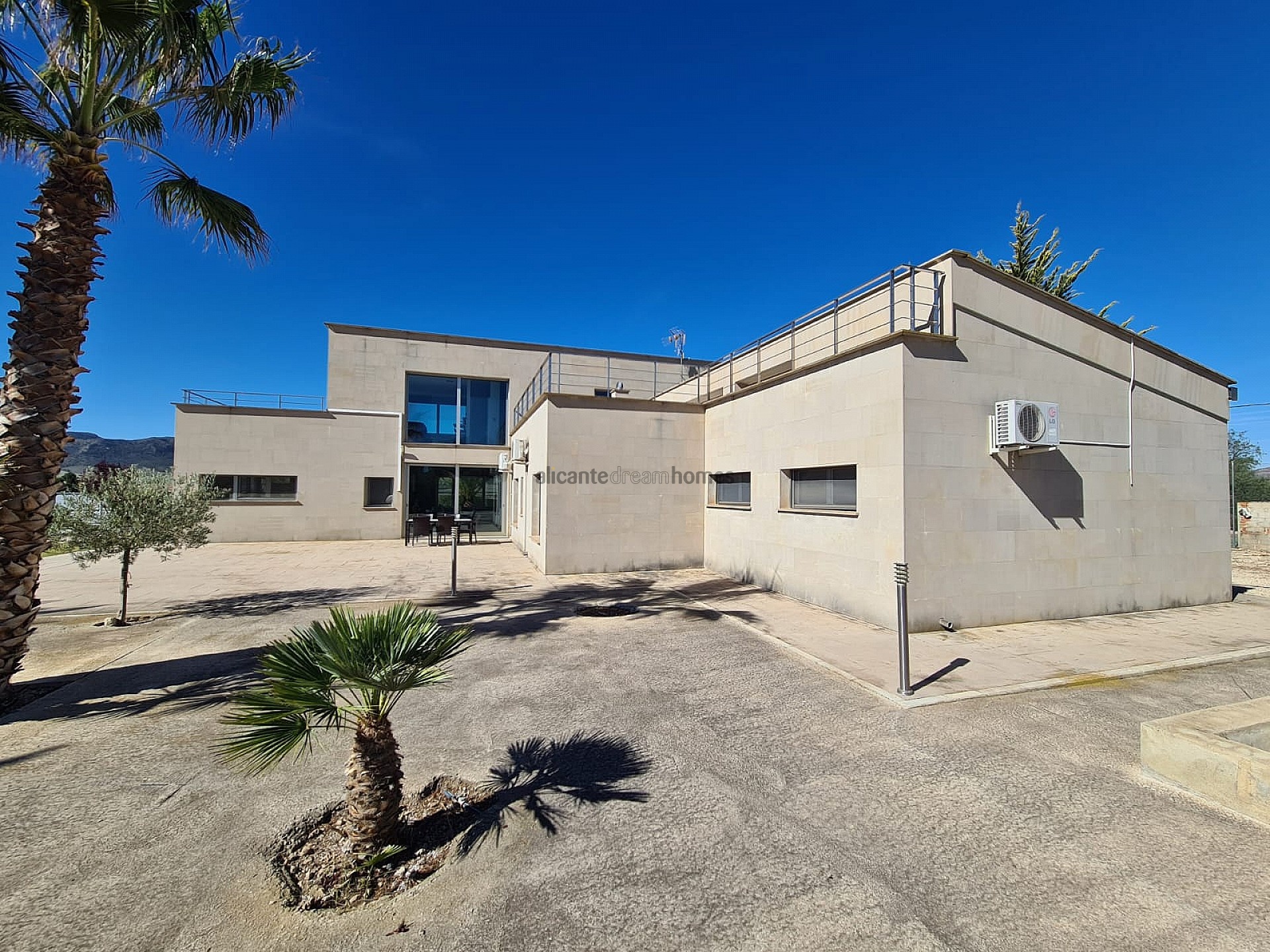Resale - 5 Bedroom 8 Bathroom Villa in Yecla -  - Murcia