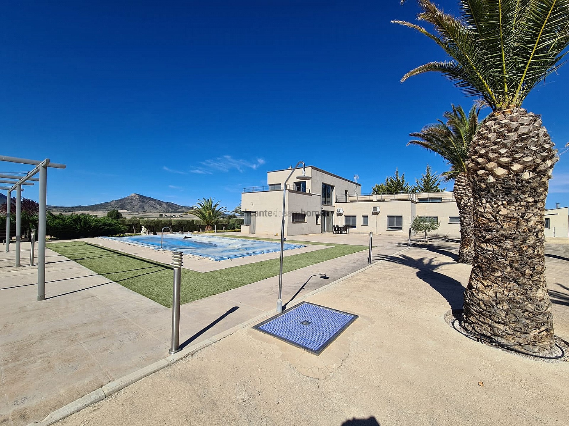 Resale - 5 Bedroom 8 Bathroom Villa in Yecla -  - Murcia