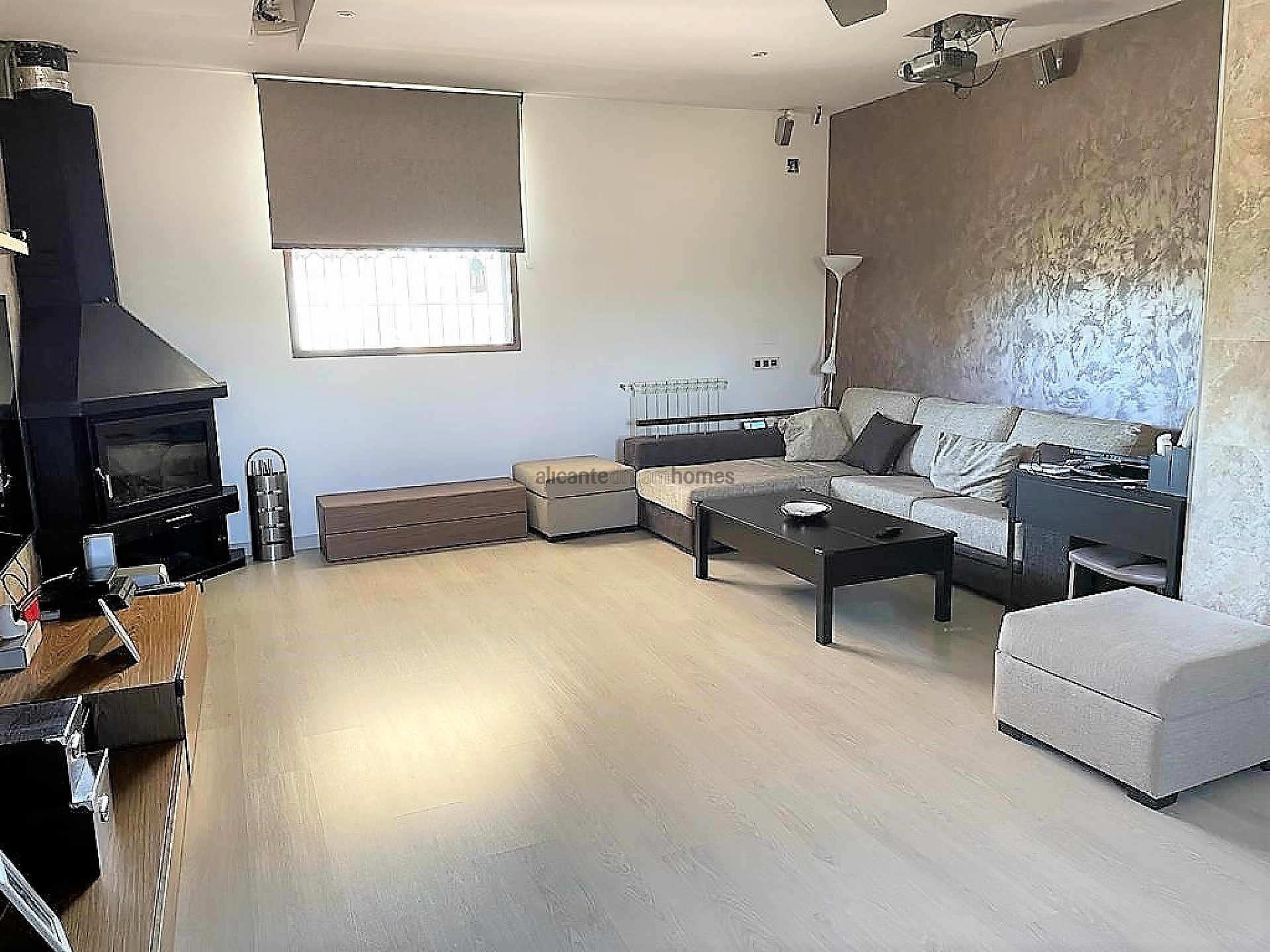 Resale - 4 Bedroom 4 Bathroom Villa in Castalla -  - Alicante