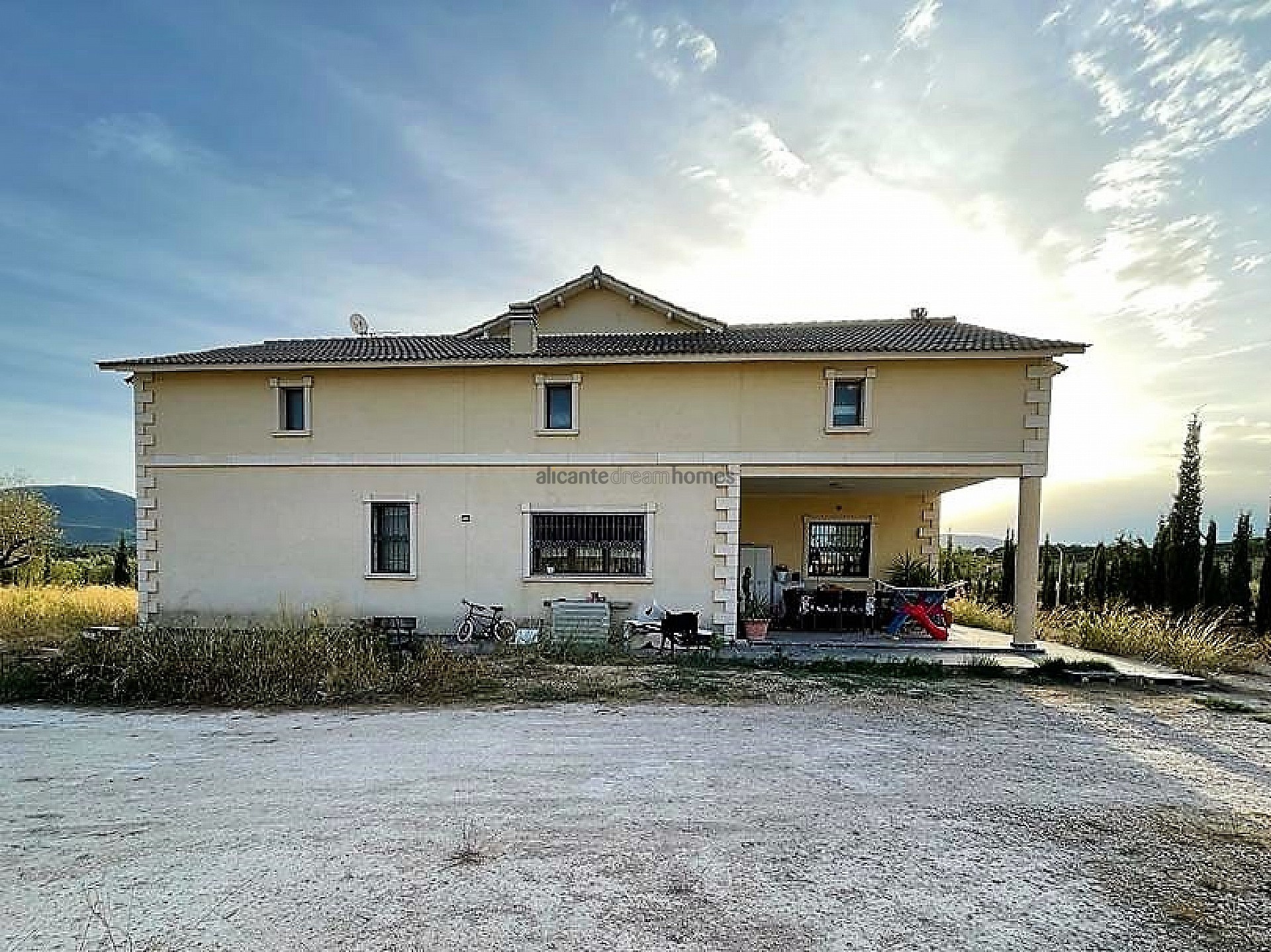 Resale - 4 Bedroom 4 Bathroom Villa in Castalla -  - Alicante