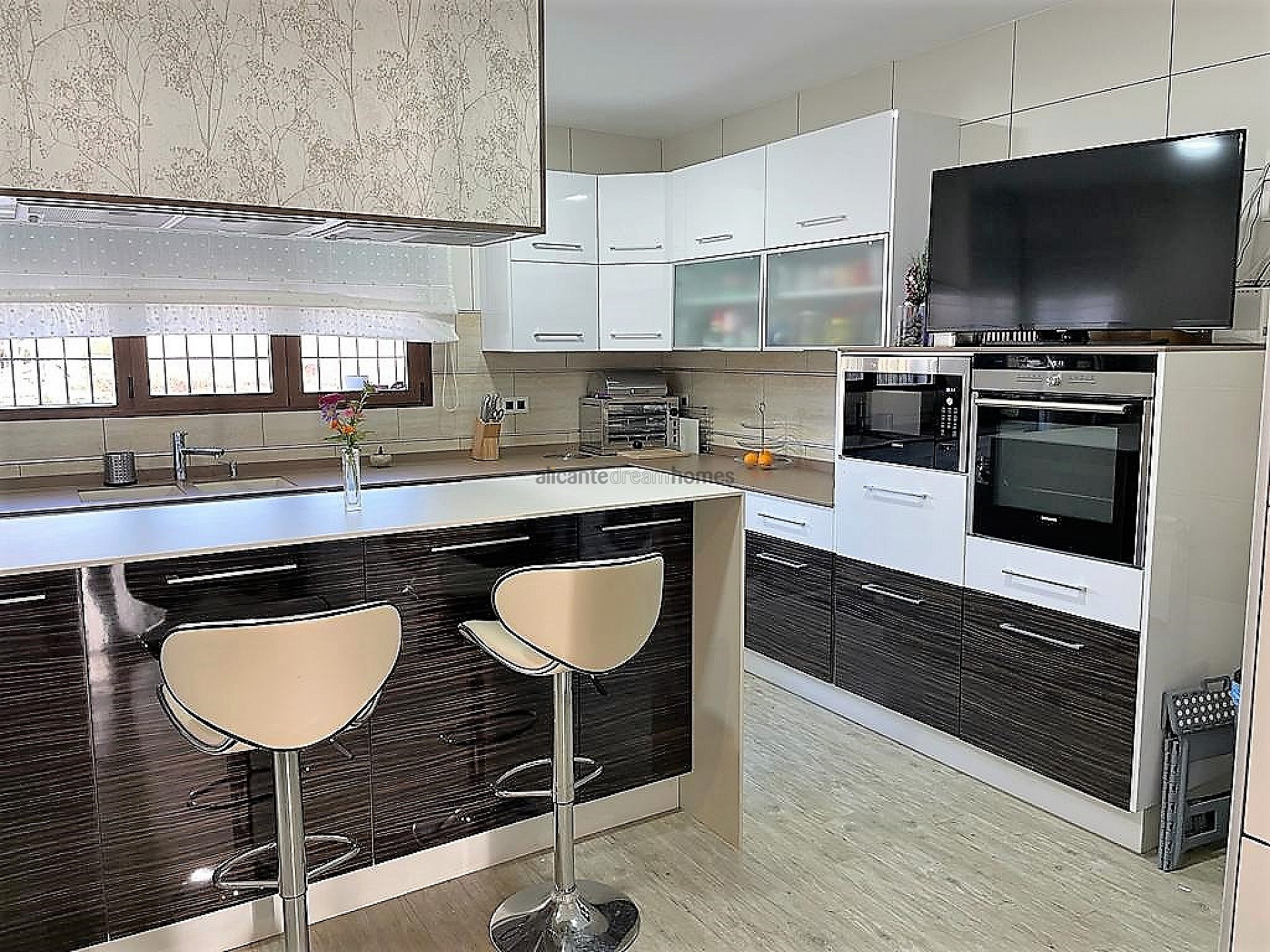 Resale - 4 Bedroom 4 Bathroom Villa in Castalla -  - Alicante