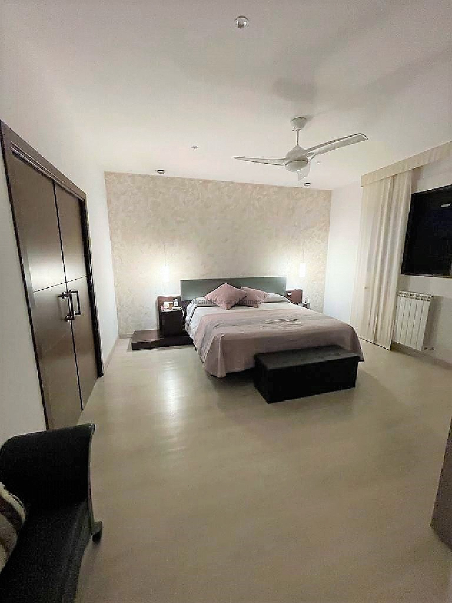 Resale - 4 Bedroom 4 Bathroom Villa in Castalla -  - Alicante