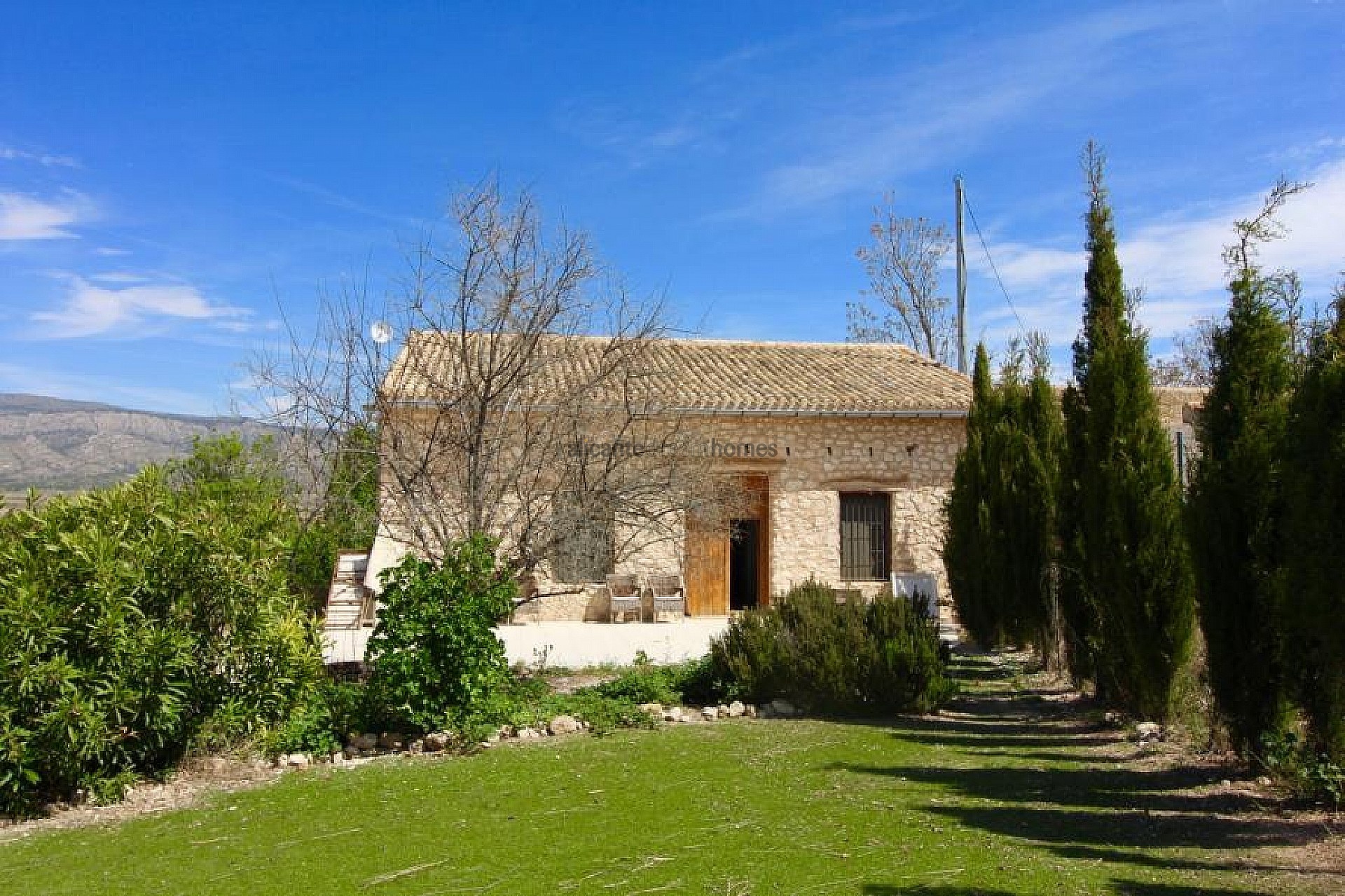 Resale - 5 Bedroom 3 Bathroom Finca in Torre Del Rico -  - Murcia