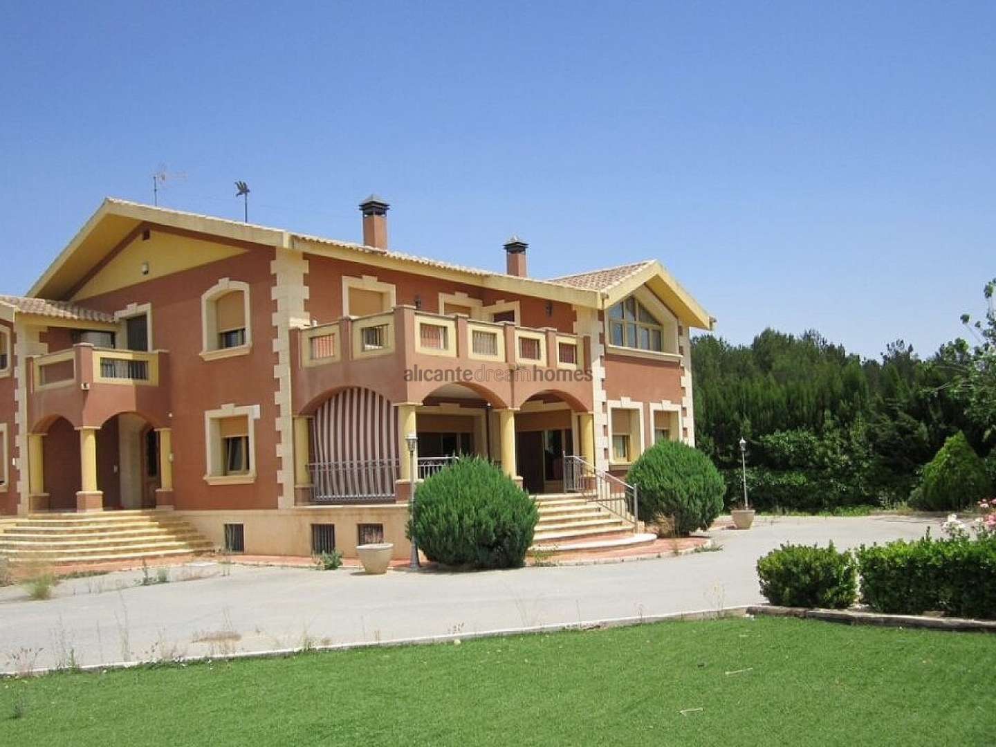 6 Bedroom 4 Bathroom Villa in Yecla