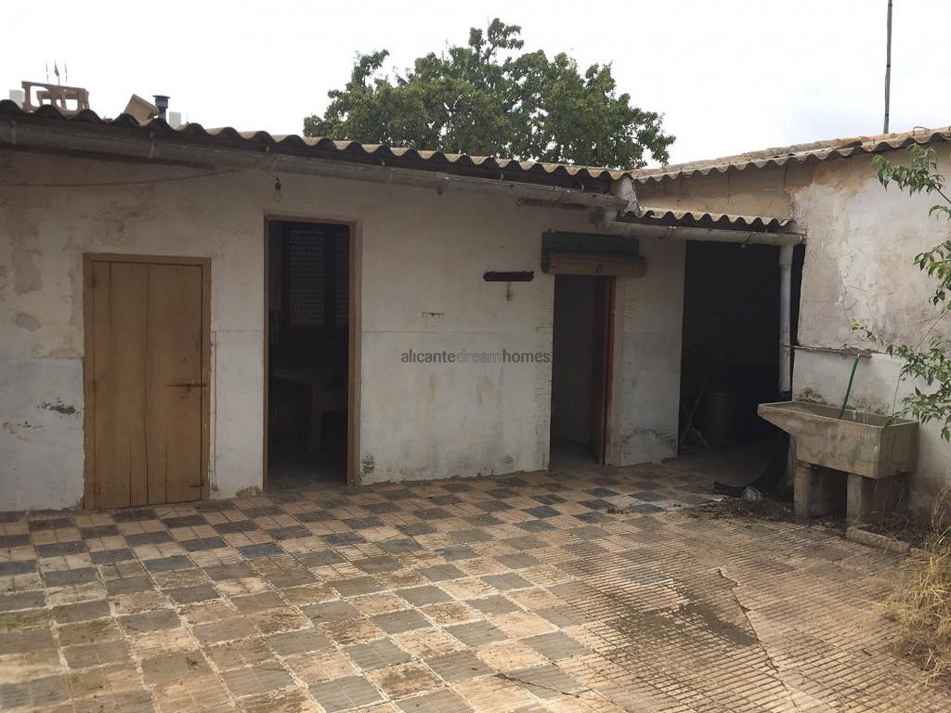 Resale - 9 Bedroom 2 Bathroom Villa in Monóvar -  - Alicante