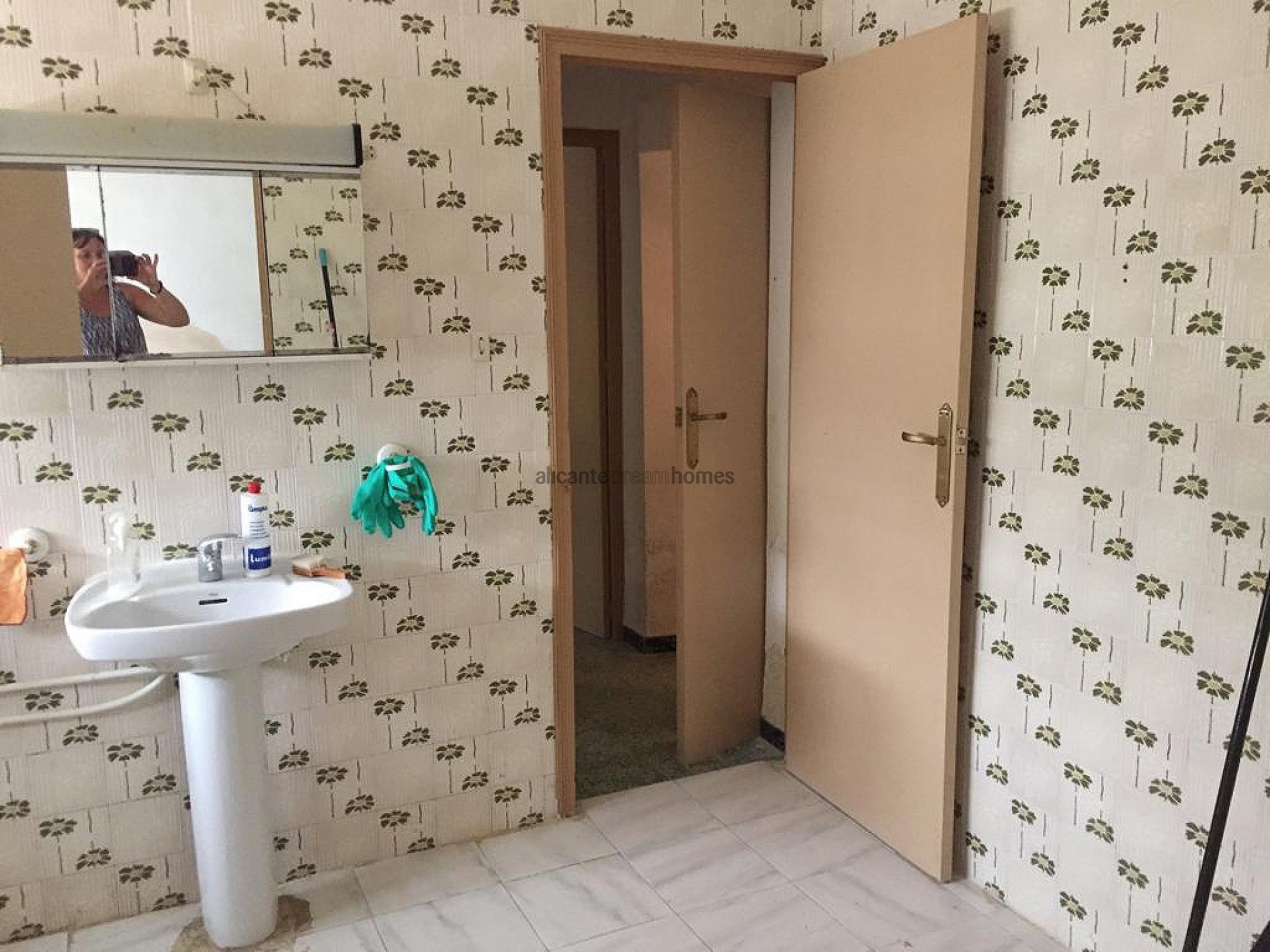 Resale - 9 Bedroom 2 Bathroom Villa in Monóvar -  - Alicante