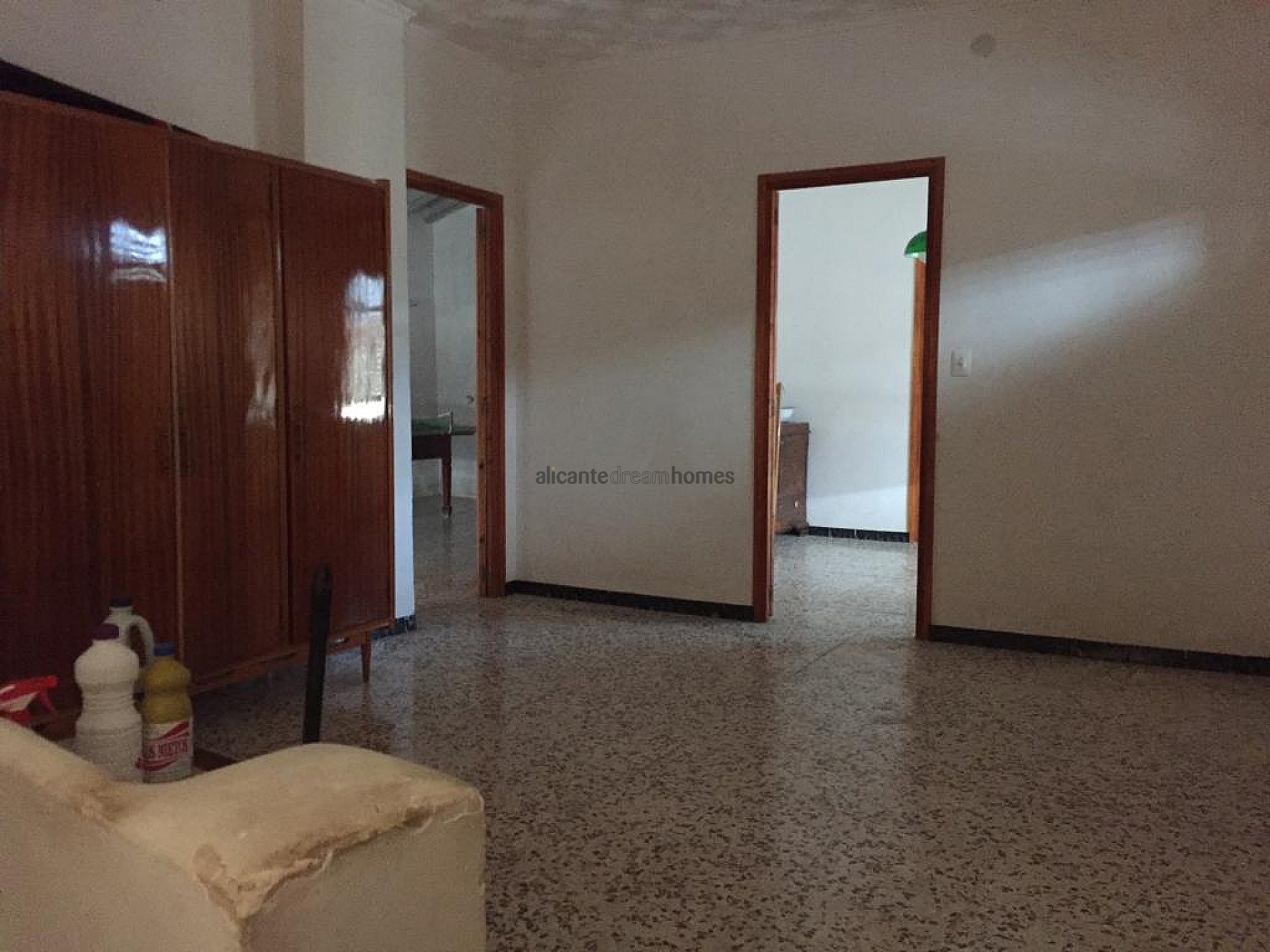 Resale - 9 Bedroom 2 Bathroom Villa in Monóvar -  - Alicante