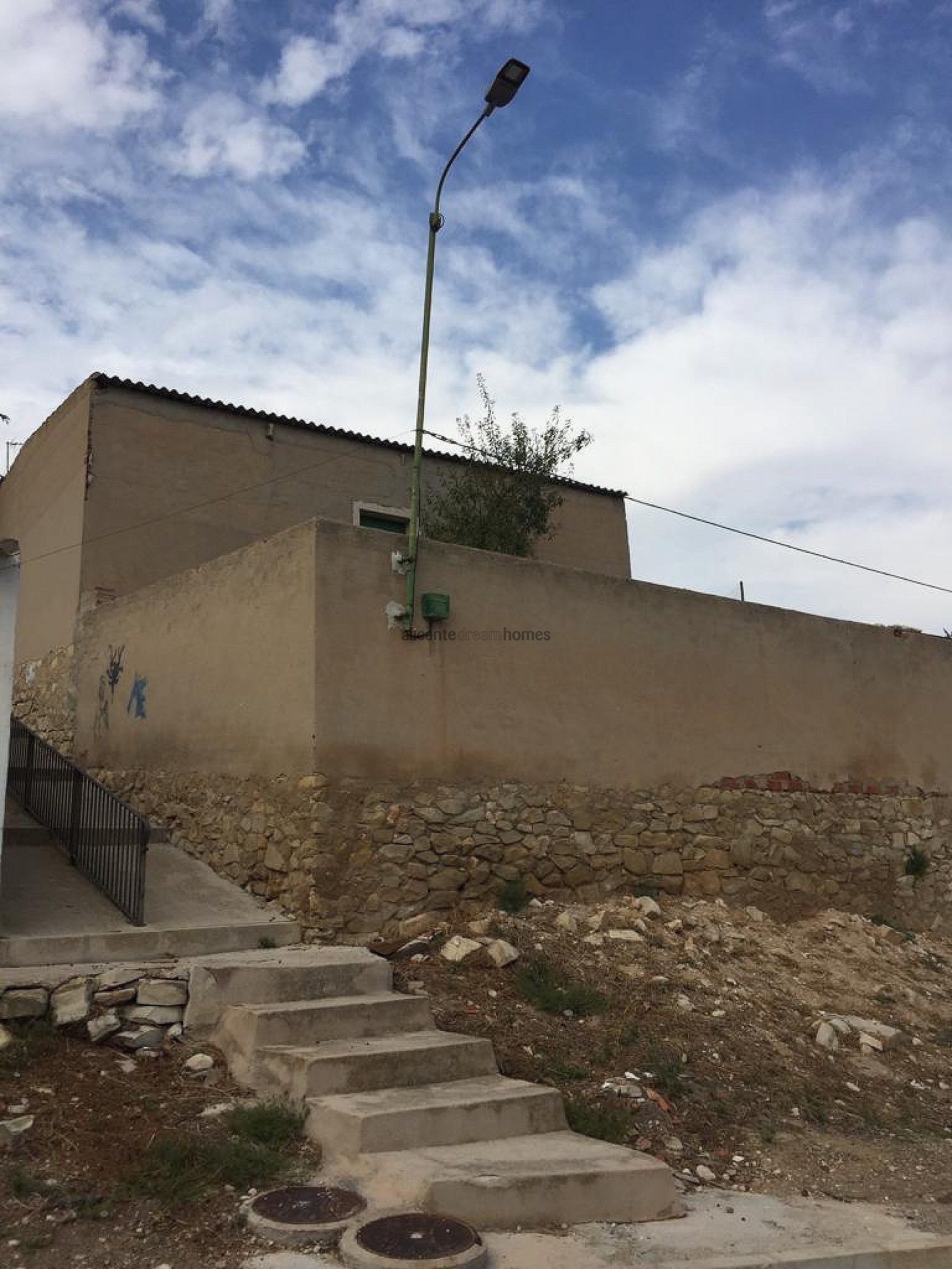 Resale - 9 Bedroom 2 Bathroom Villa in Monóvar -  - Alicante