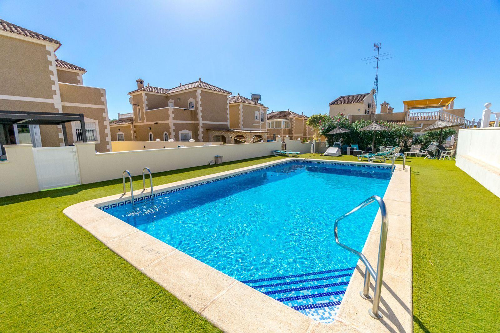 Resale - 3 Bedroom 2 Bathroom Casa in Orihuela Costa - Las Filipinas - Alicante