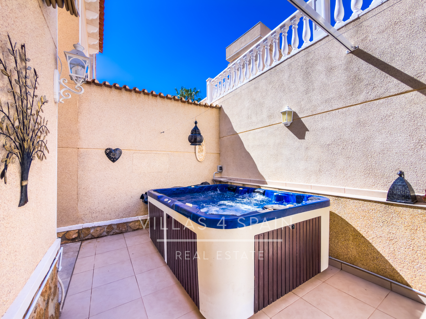Resale - 3 Bed 3 bath Villa with Private Pool and Parking + Hot tub and Guest apartment in El Galan, Villamartin - calle marbella - Alicante