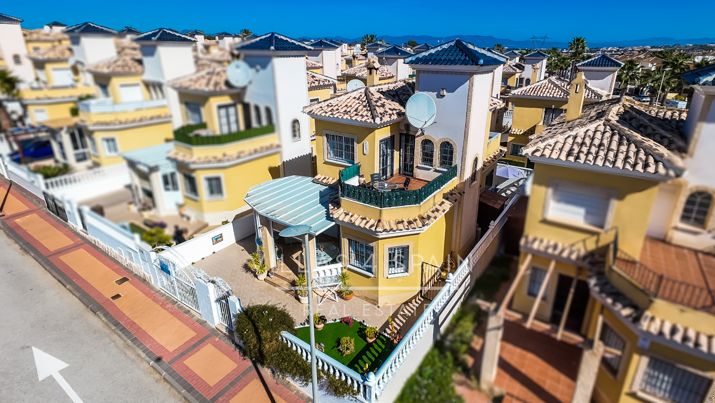 Resale - 3 Bed 2 Bath Villa With Private Pool and parking in Lo Crispin, Algorfa - av. de la estacion - Alicante