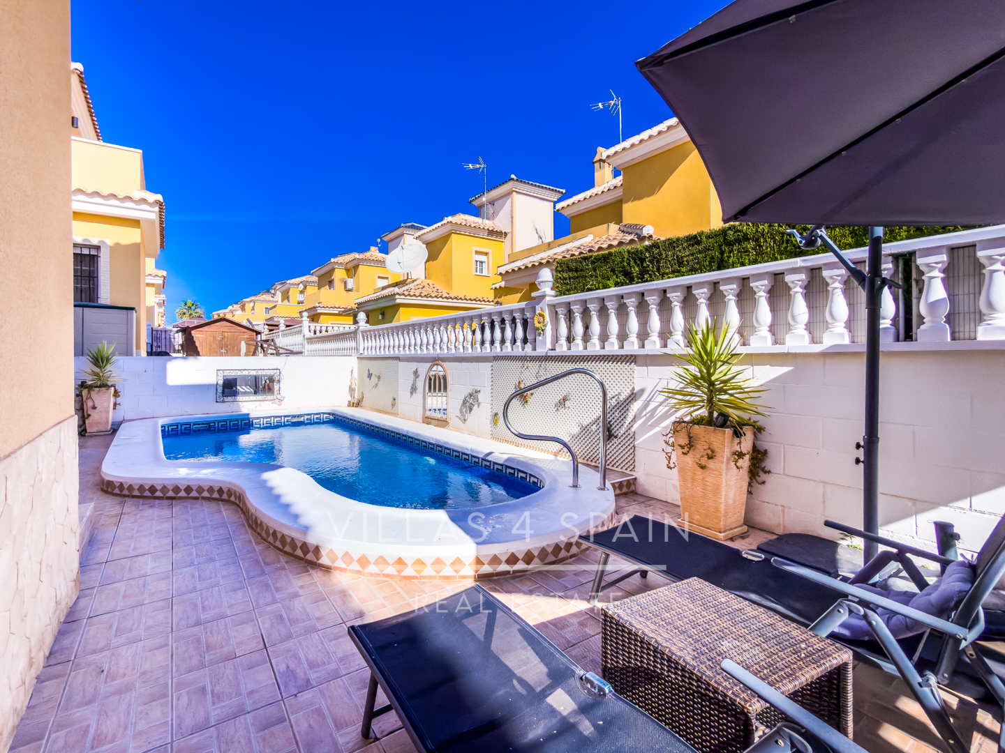 Resale - 3 Bed 2 Bath Villa With Private Pool and parking in Lo Crispin, Algorfa - av. de la estacion - Alicante