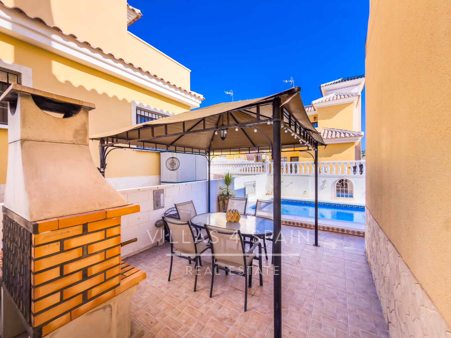 Resale - 3 Bed 2 Bath Villa With Private Pool and parking in Lo Crispin, Algorfa - av. de la estacion - Alicante