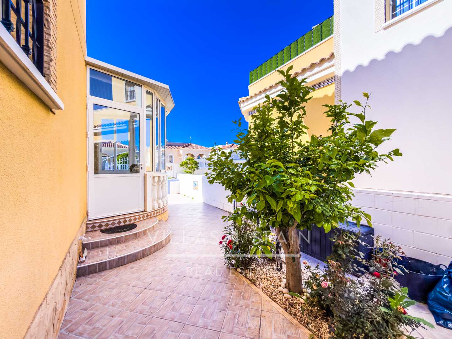 Resale - 3 Bed 2 Bath Villa With Private Pool and parking in Lo Crispin, Algorfa - av. de la estacion - Alicante