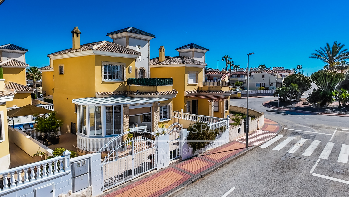Resale - 3 Bed 2 Bath Villa With Private Pool and parking in Lo Crispin, Algorfa - av. de la estacion - Alicante
