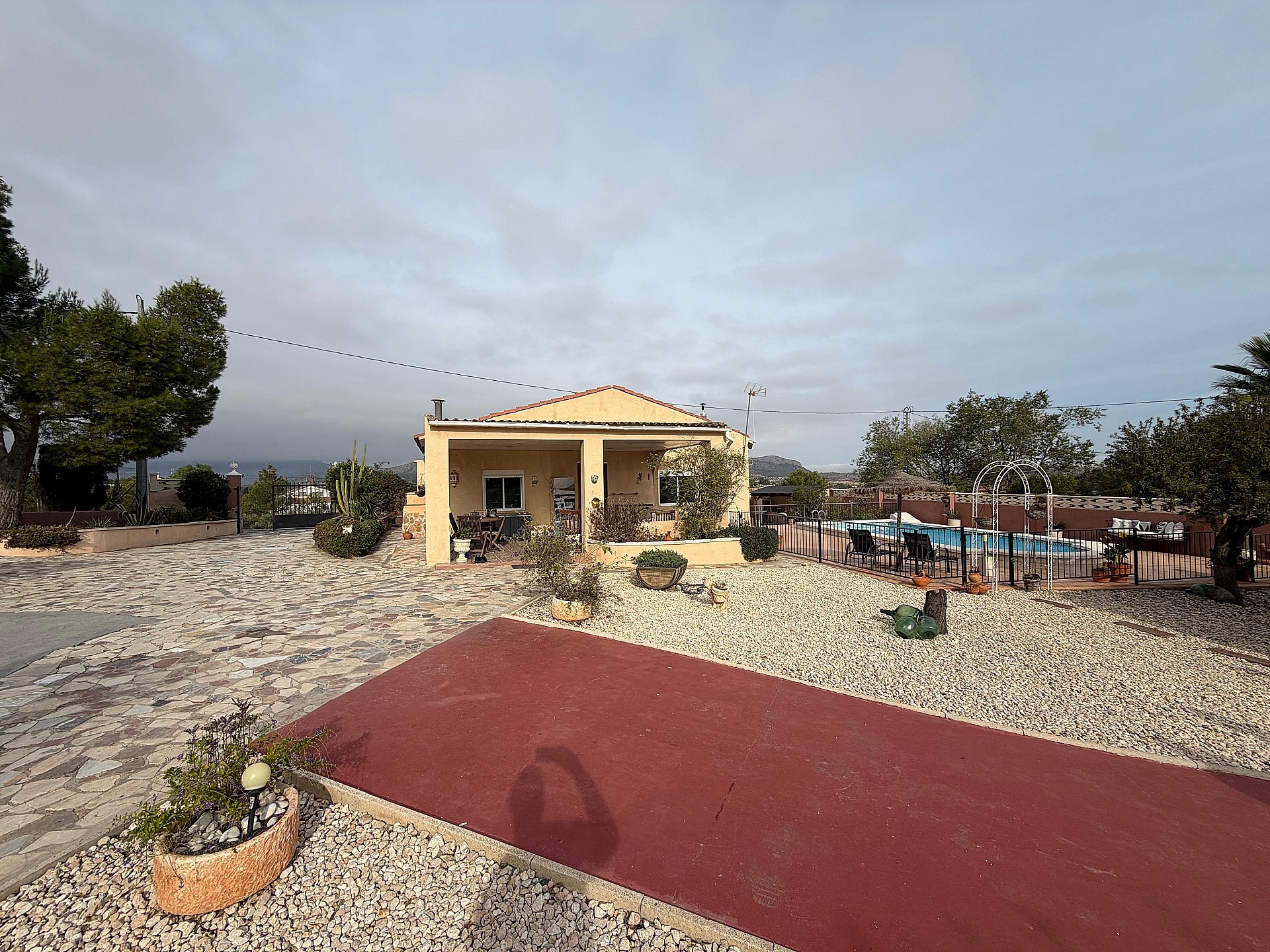 Resale - 5 Bedroom 3 Bathroom Villa in Sax -  - Alicante