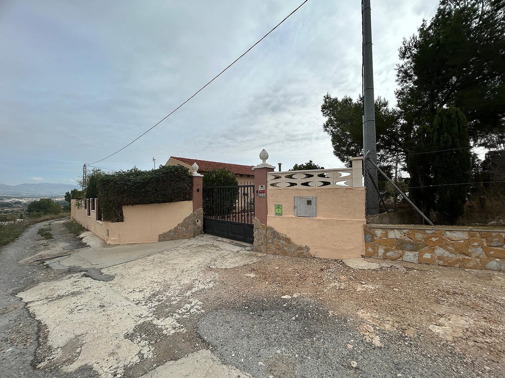 Resale - 5 Bedroom 3 Bathroom Villa in Sax -  - Alicante