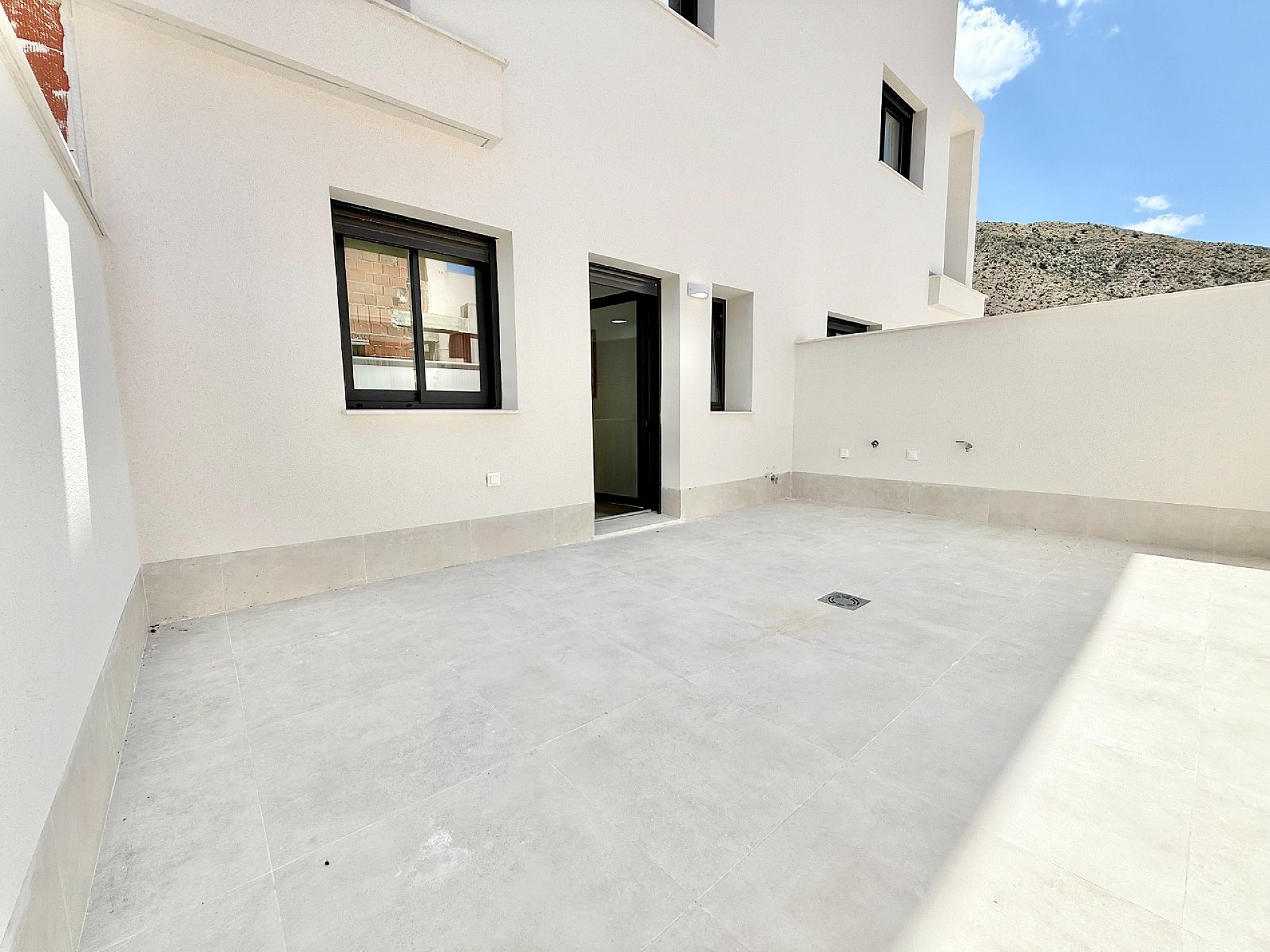 Resale - 3 Bedroom 2 Bathroom Villa in Cox -  - Alicante