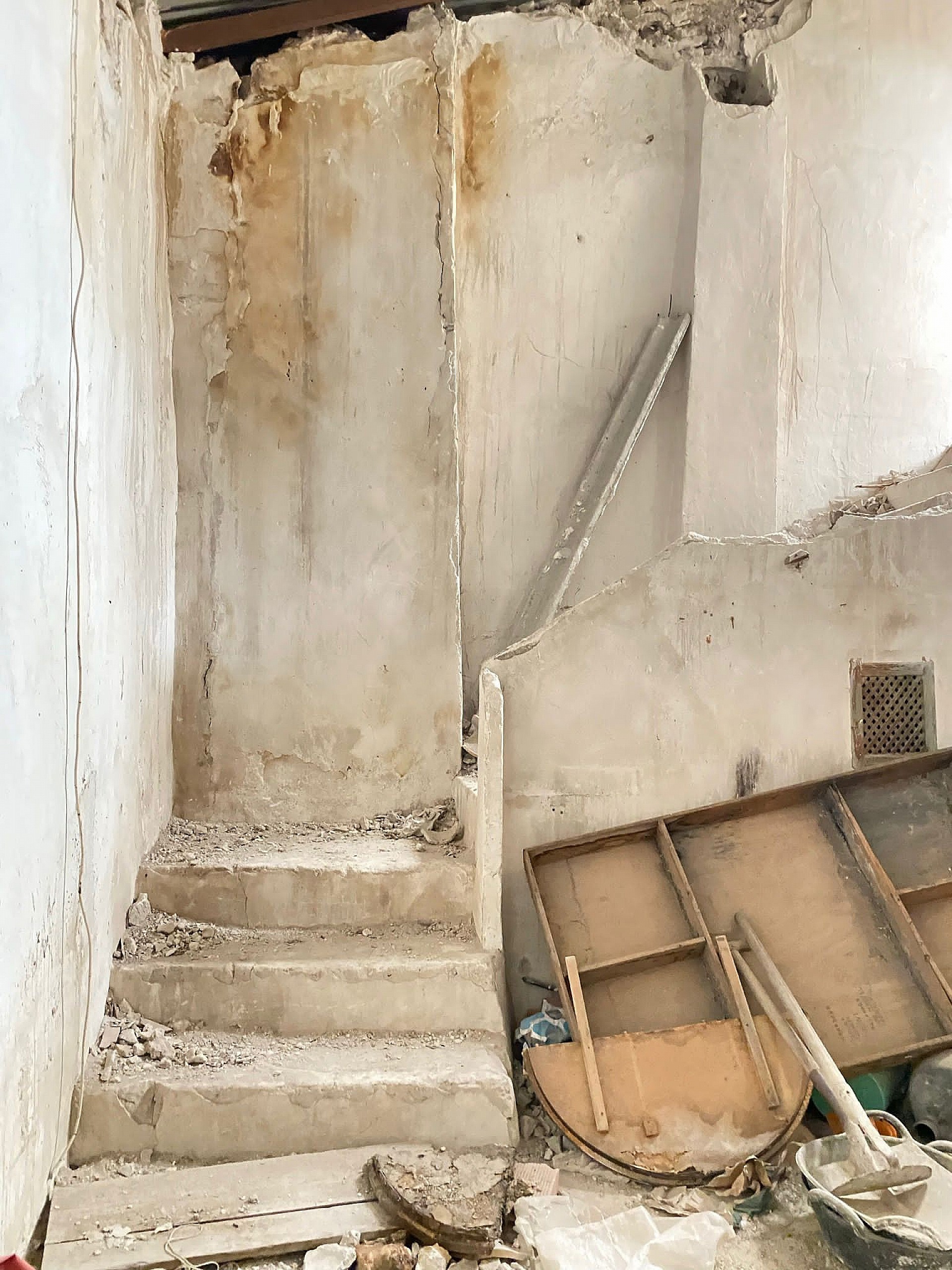 Resale - 5 Bedroom 2 Bathroom Townhouse in Aspe -  - Alicante