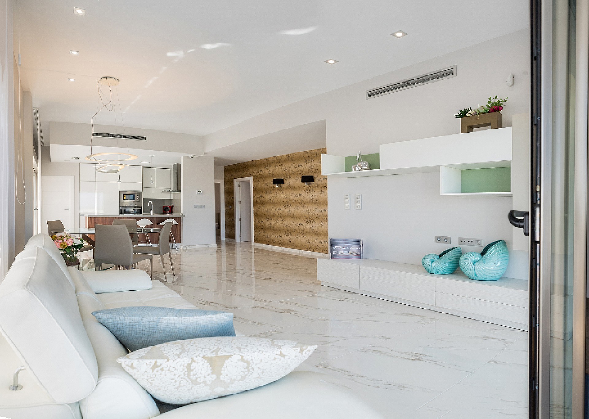Resale - 3 Bedroom 2 Bathroom Villa in Villamartin -  - Alicante