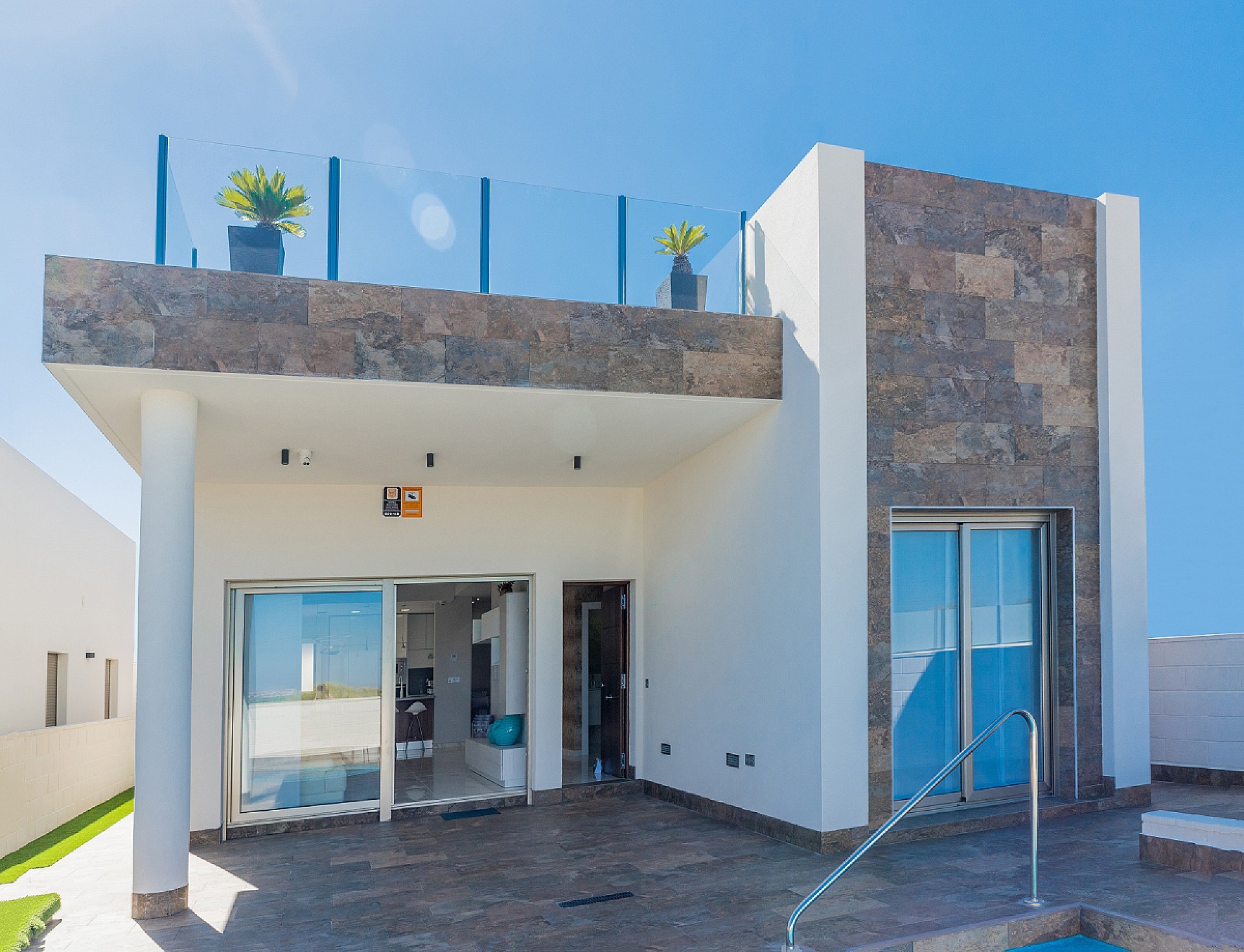 Resale - 3 Bedroom 2 Bathroom Villa in Villamartin -  - Alicante