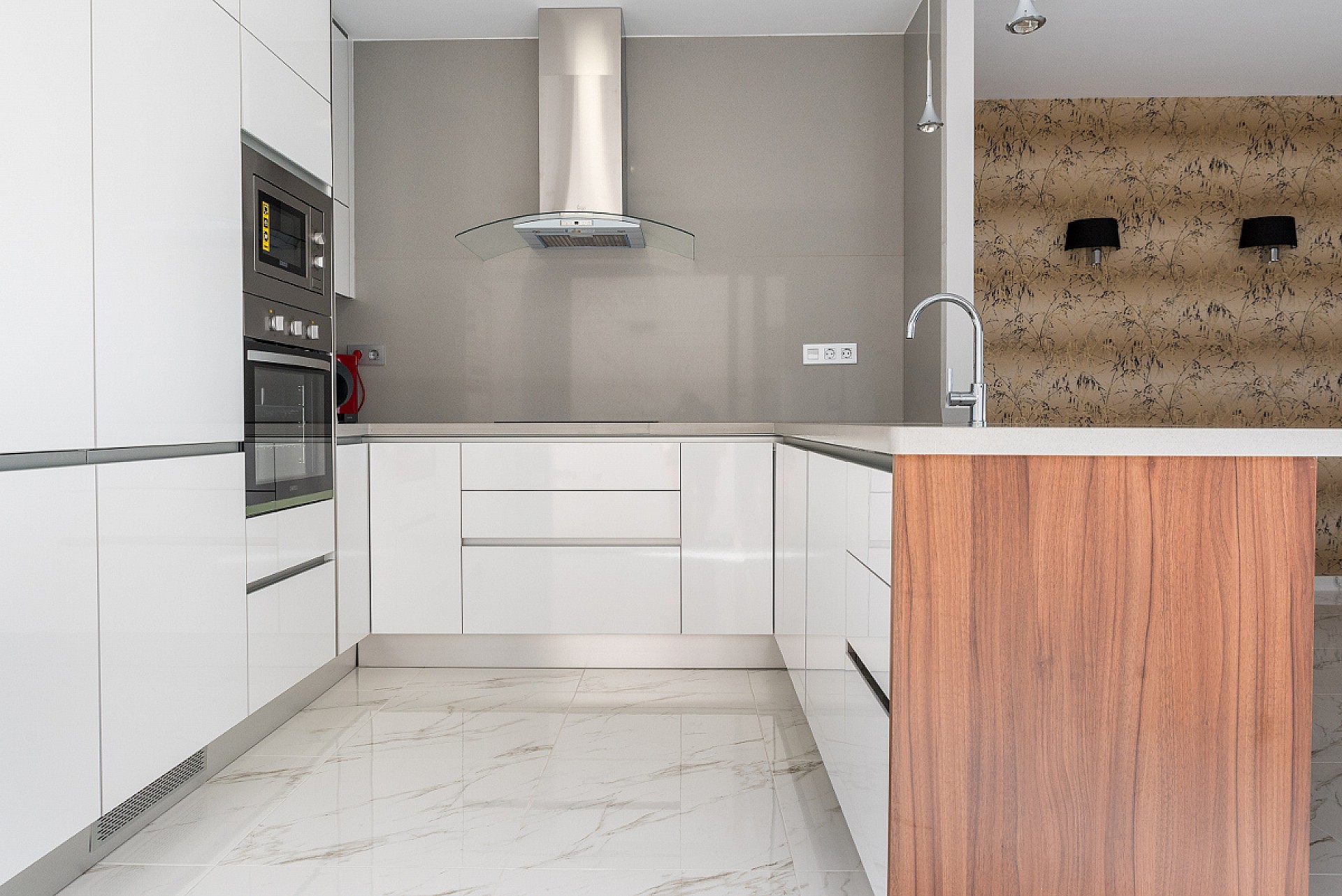 Resale - 3 Bedroom 2 Bathroom Villa in Villamartin -  - Alicante