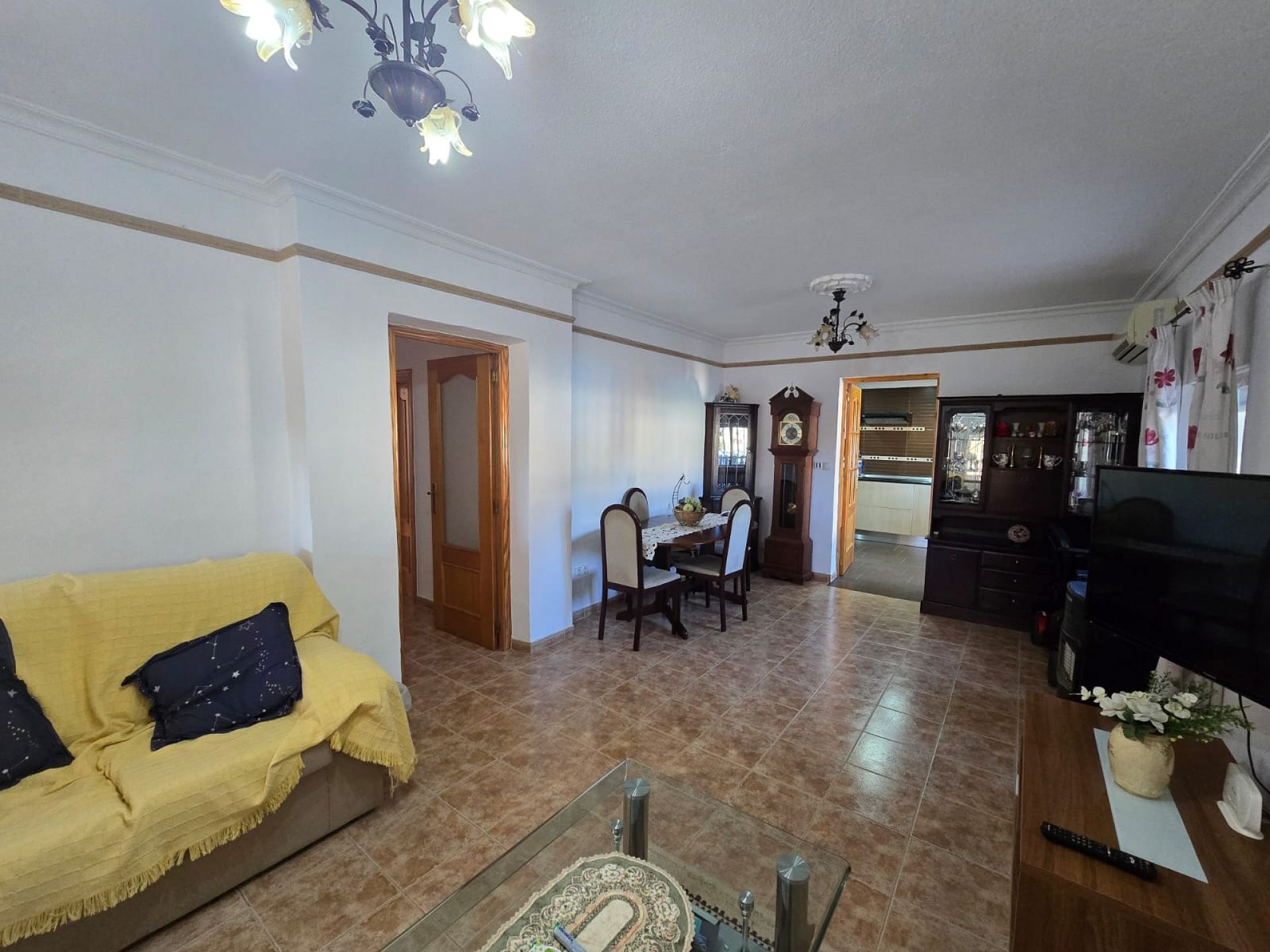 Resale - 3 Bedroom 2 Bathroom Villa in Sax -  - Alicante