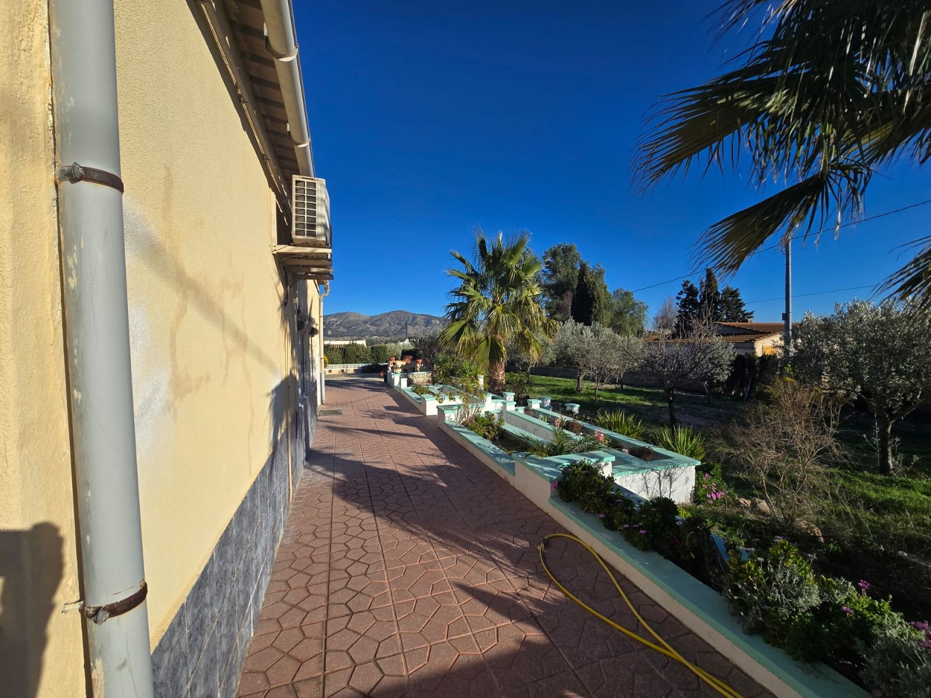Resale - 3 Bedroom 2 Bathroom Villa in Sax -  - Alicante