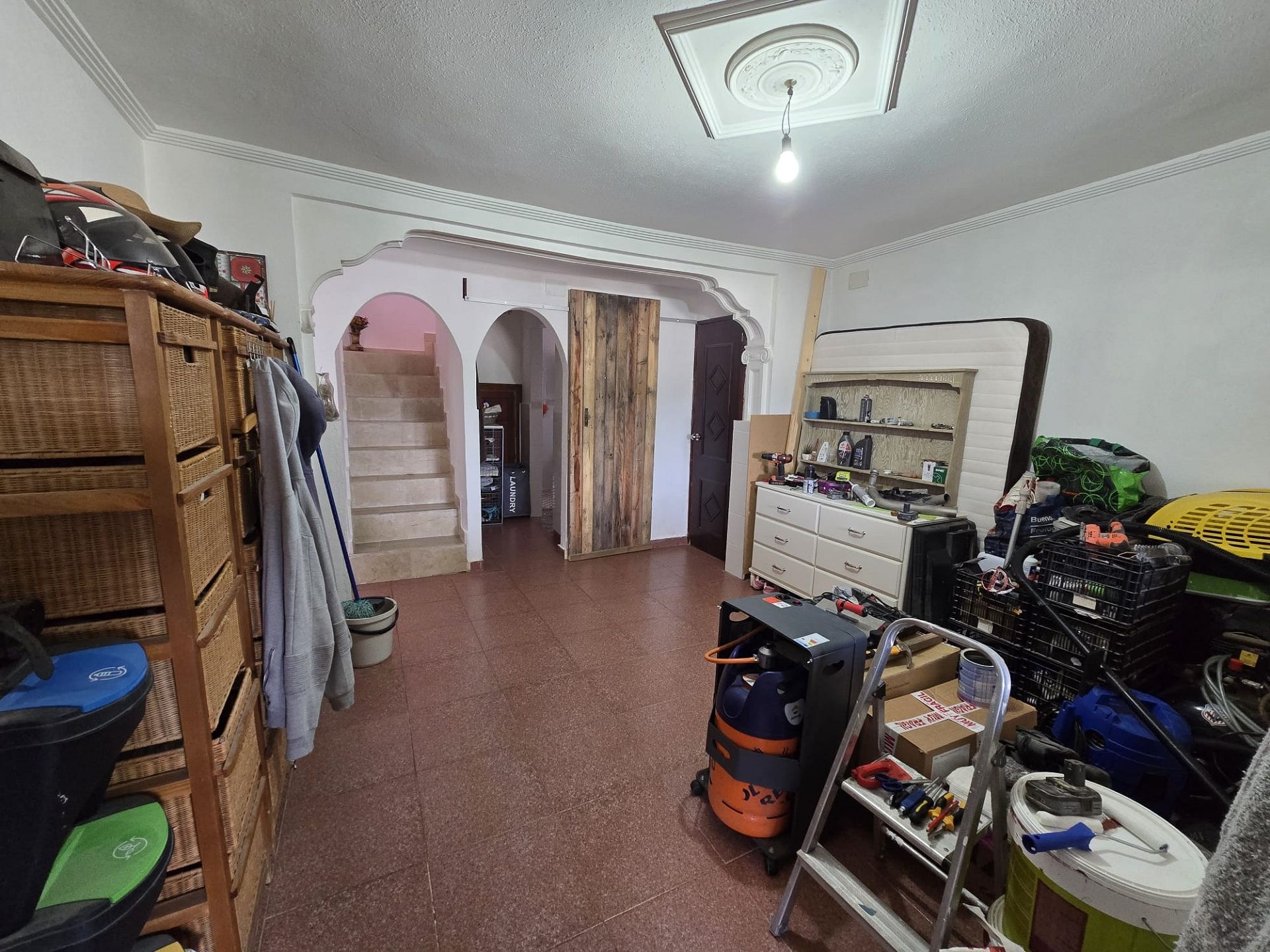 Resale - 6 Bedroom 3 Bathroom Villa in Sax -  - Alicante