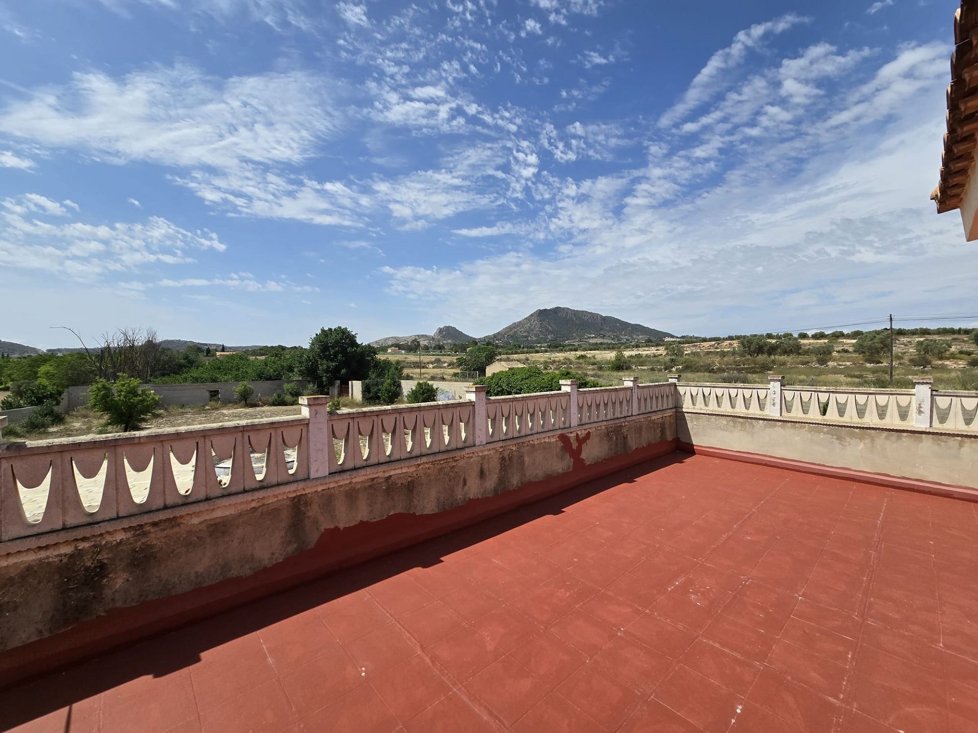 Resale - 6 Bedroom 3 Bathroom Villa in Sax -  - Alicante