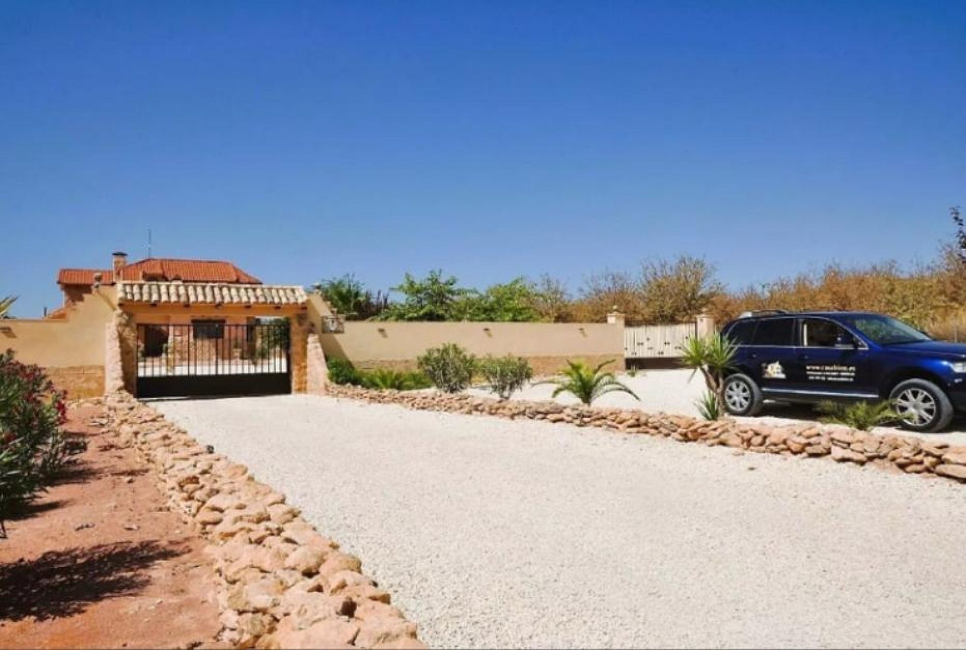 Resale - 5 Bedroom 3 Bathroom Villa in Pinoso -  - Alicante