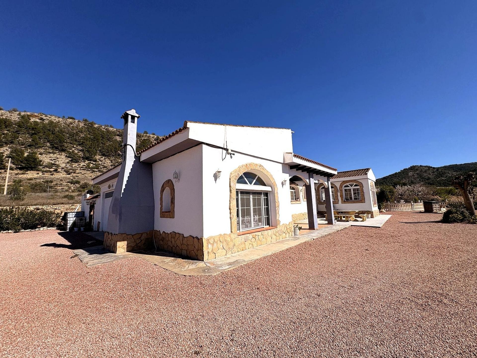 Resale - 4 Bedroom 4 Bathroom Villa in Monóvar -  - Alicante