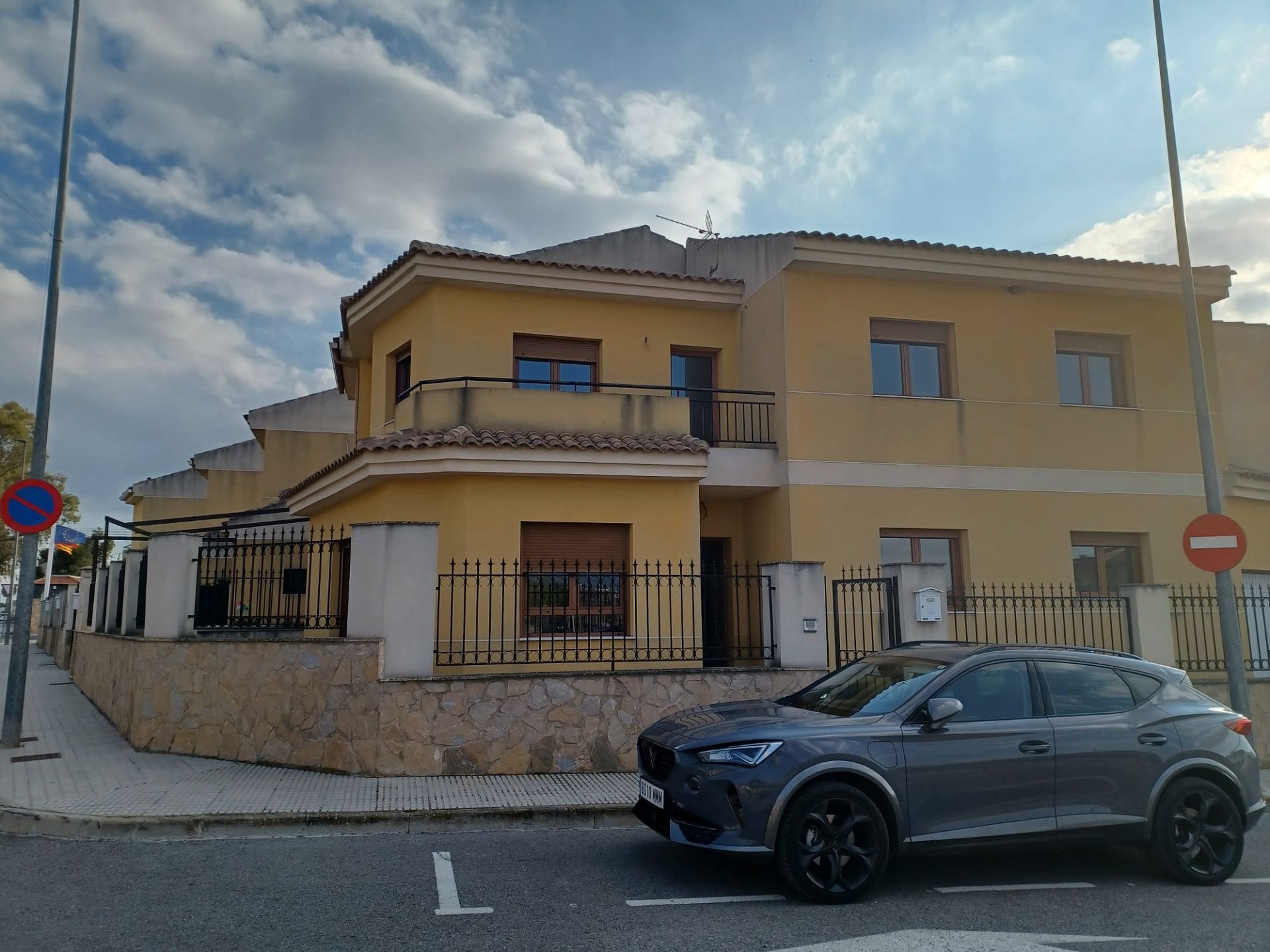 Resale - 4 Bedroom 2 Bathroom Townhouse in Pinoso -  - Alicante