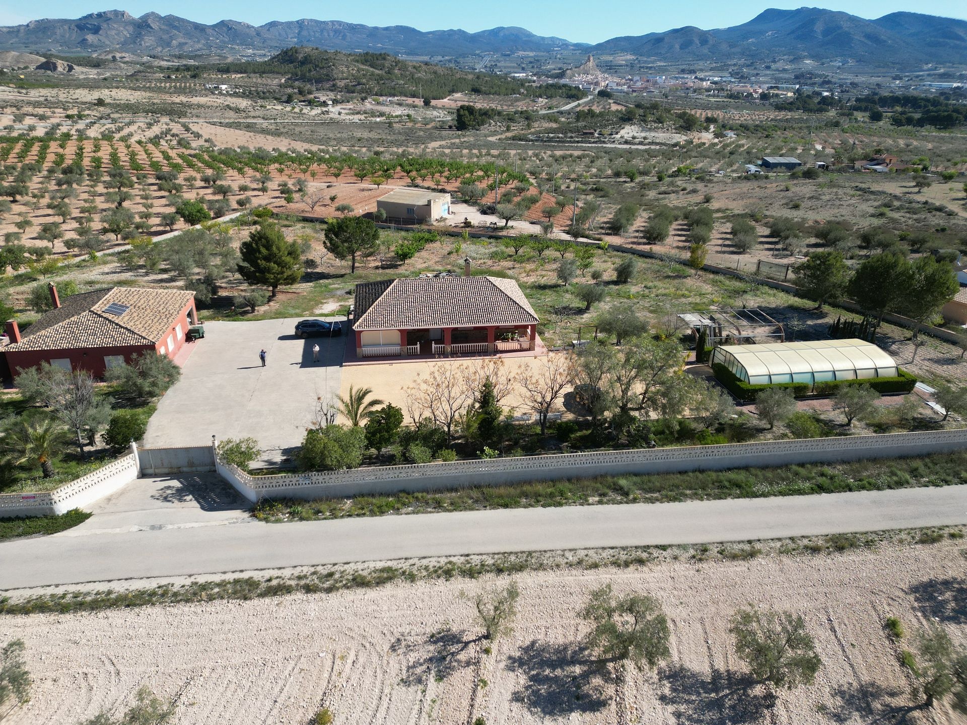 Resale - 8 Bedroom 3 Bathroom Villa in Sax -  - Alicante