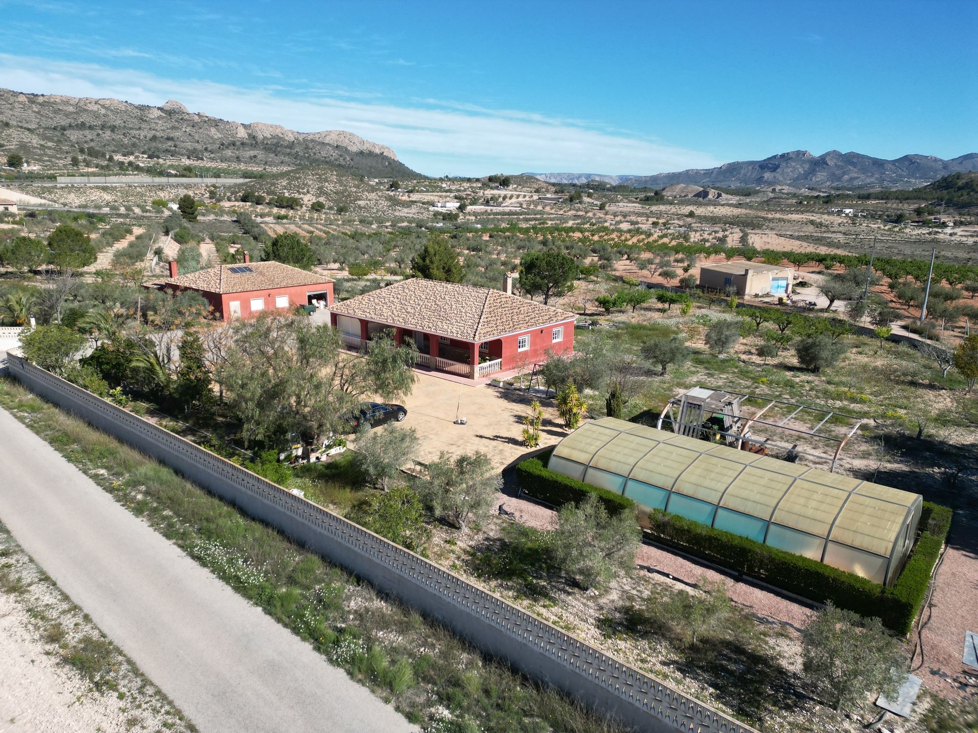 Resale - 8 Bedroom 3 Bathroom Villa in Sax -  - Alicante