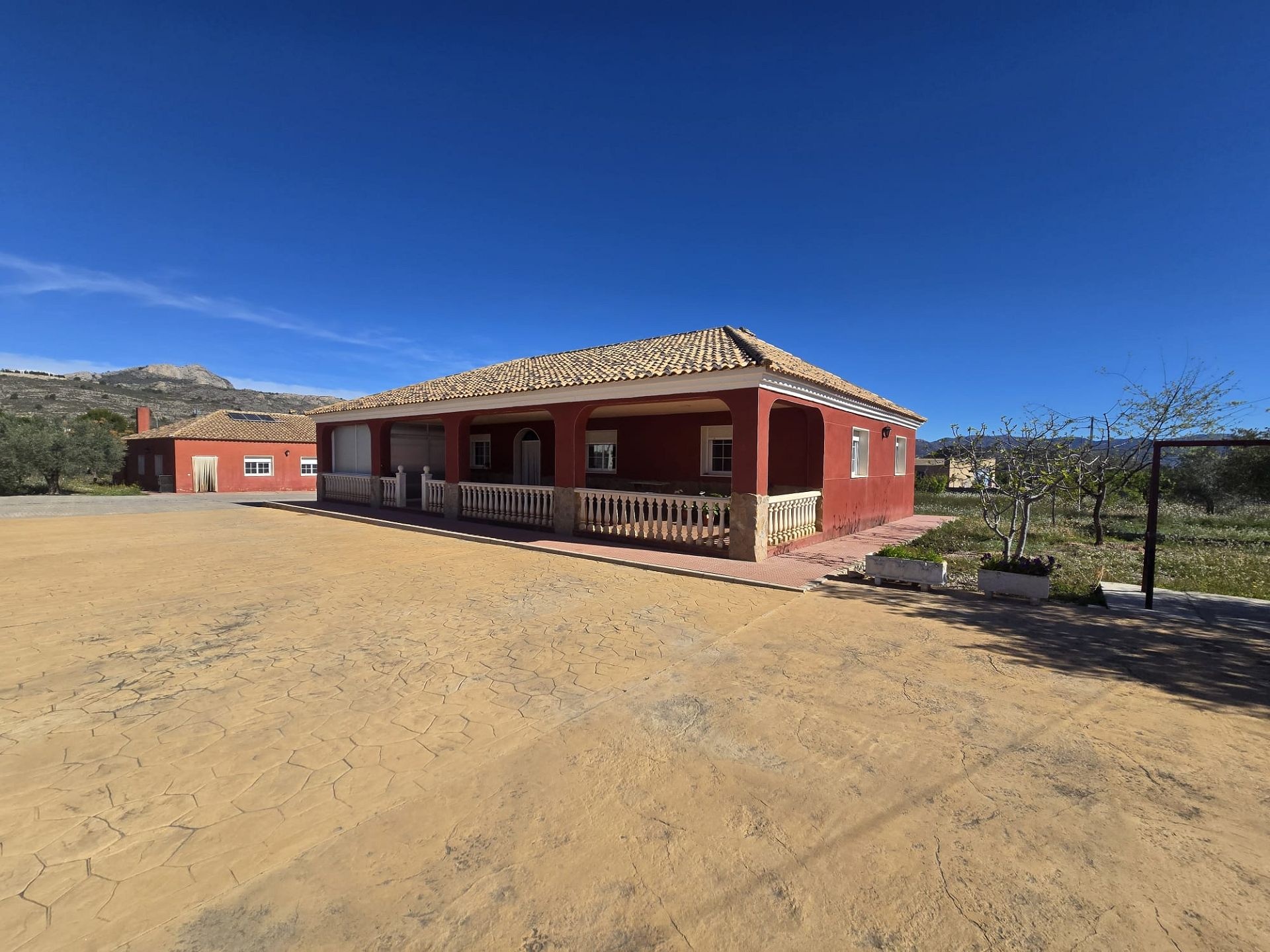 Resale - 8 Bedroom 3 Bathroom Villa in Sax -  - Alicante